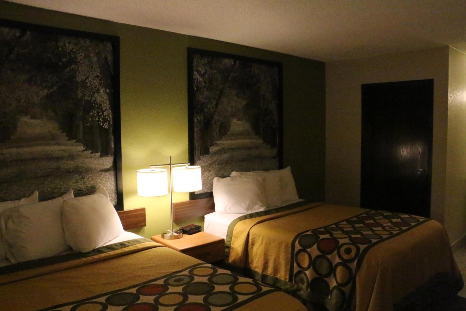 Super 8 by Wyndham Windsor/Madison North photo 18