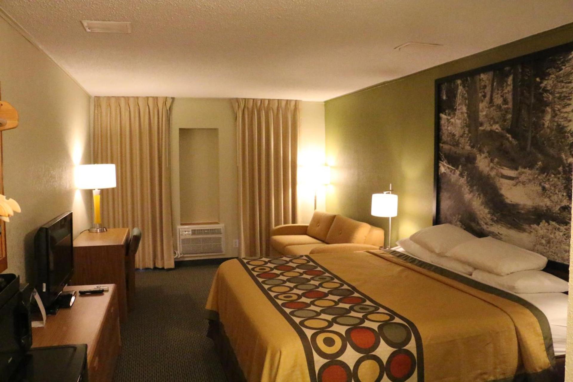 Super 8 by Wyndham Windsor/Madison North photo 17