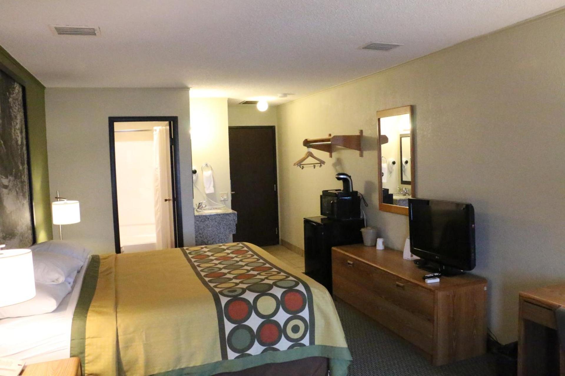 Super 8 by Wyndham Windsor/Madison North photo 16