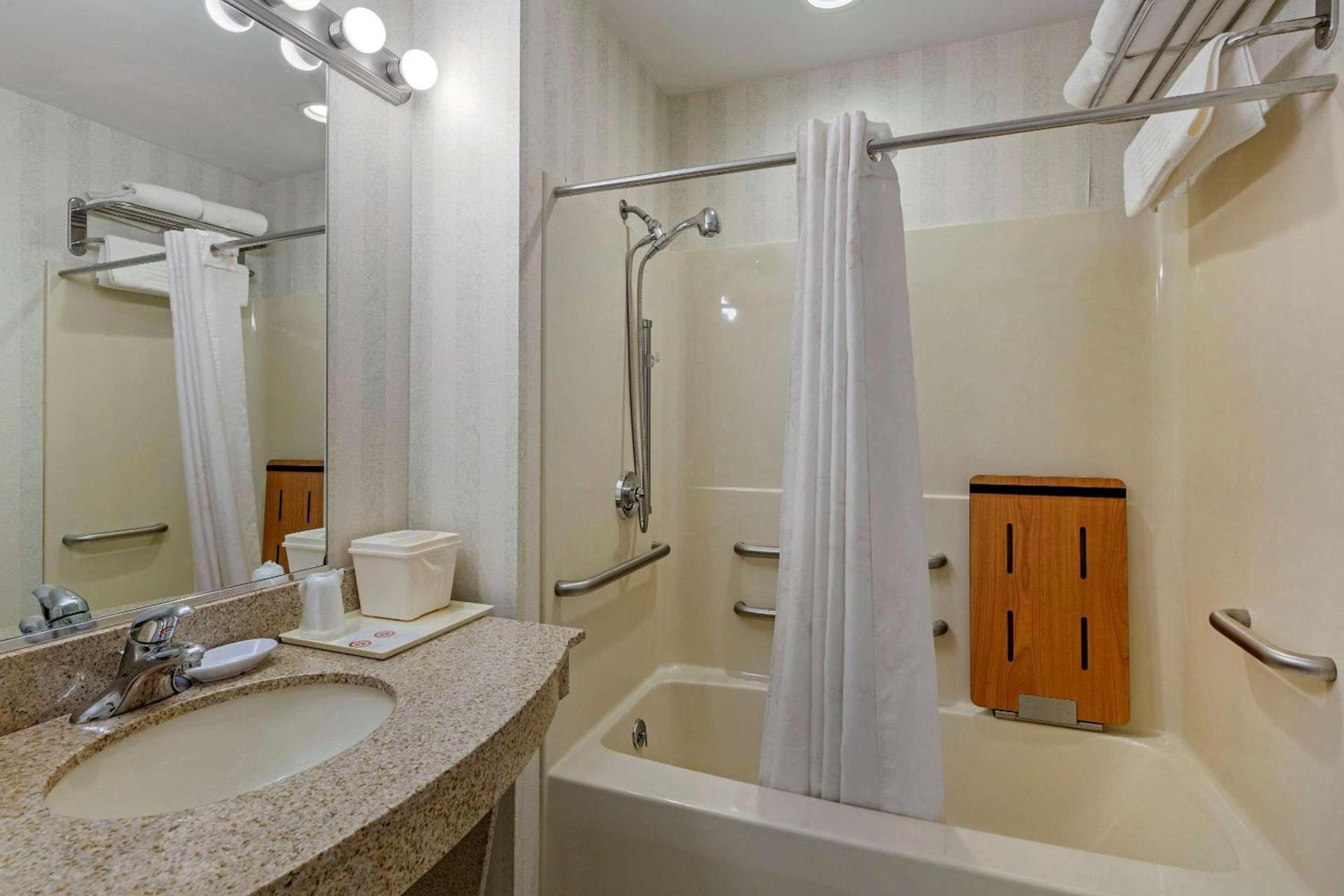 Comfort Inn & Suites East Greenbush - Albany photo 18