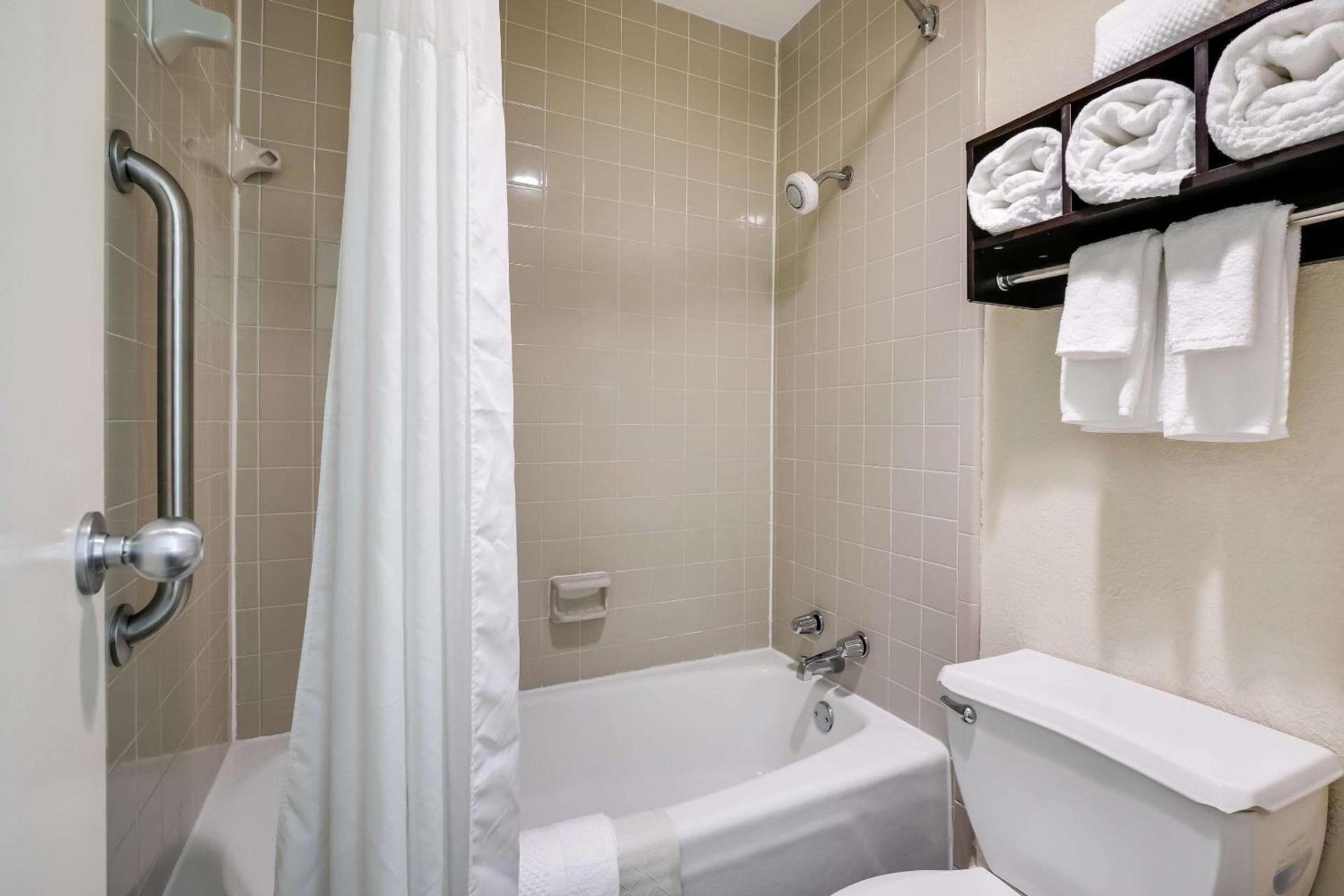 Quality Inn & Suites Mt Chalet photo 13