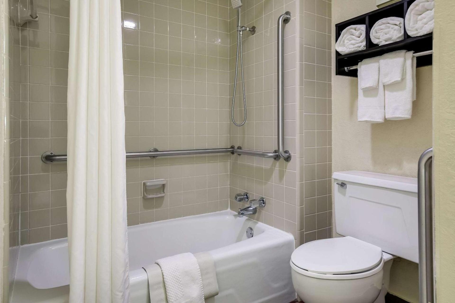 Quality Inn & Suites Mt Chalet photo 15