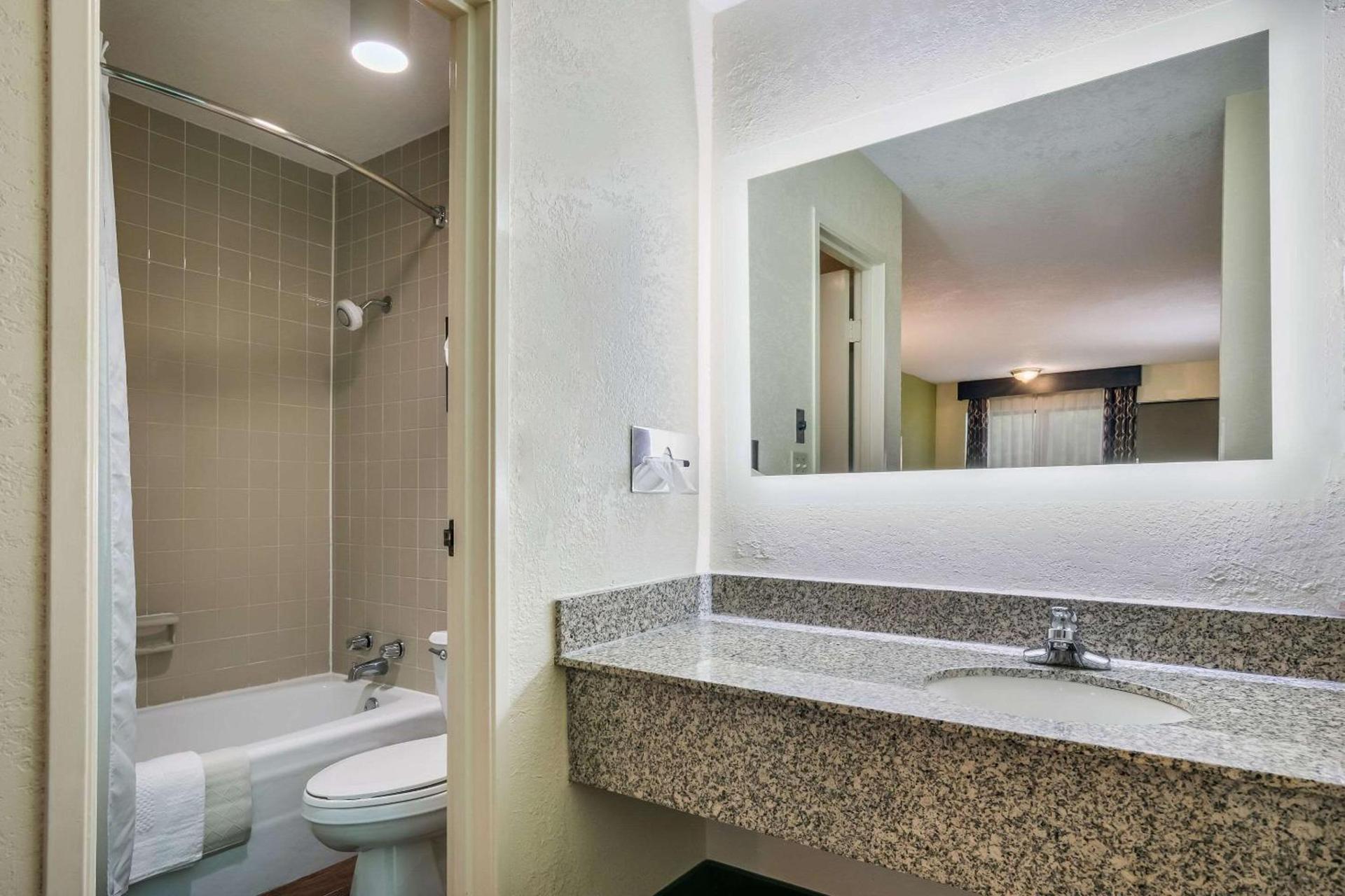 Quality Inn & Suites Mt Chalet photo 14