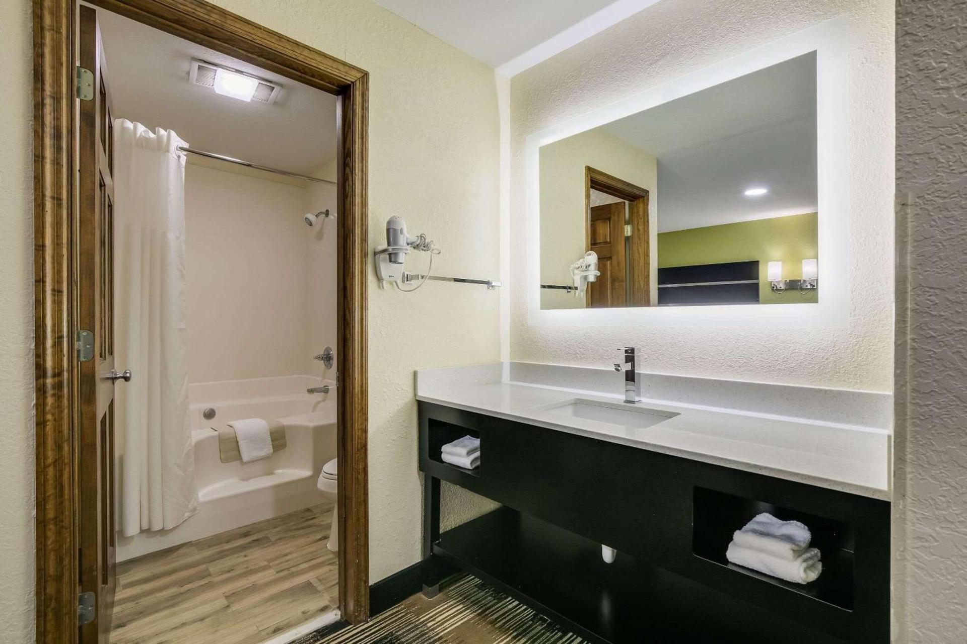 Quality Inn & Suites Mt Chalet photo 22