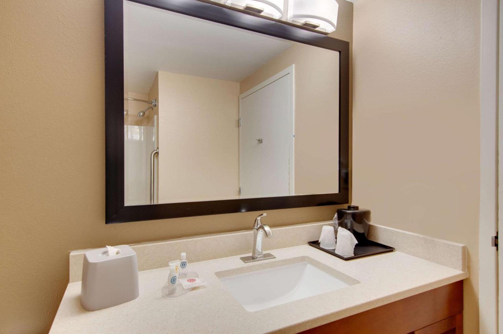 Comfort Inn Airport photo 16