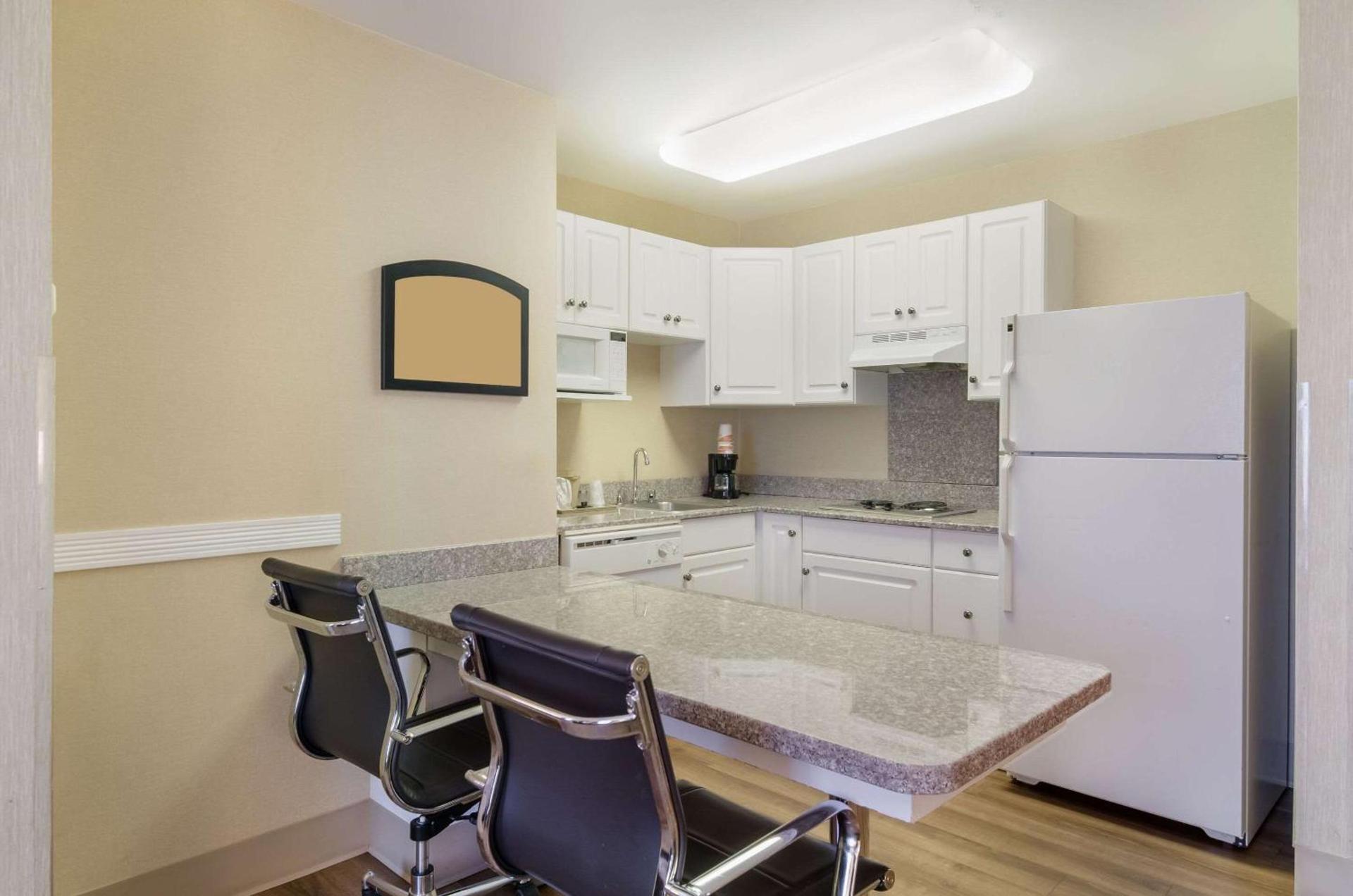 MainStay Suites Roanoke Airport photo 11