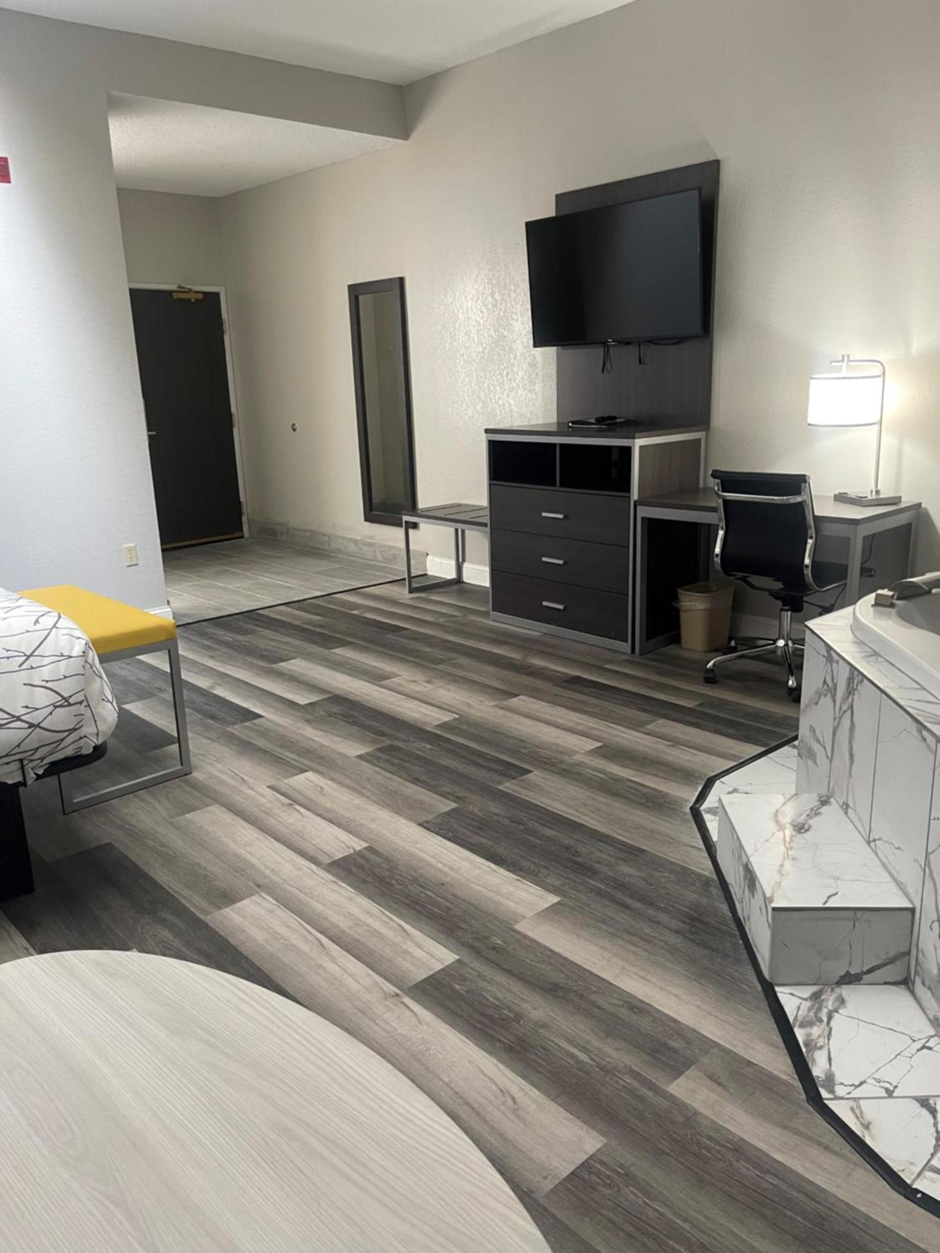 HomeTown Inn and Suites Belle Plaine photo 14