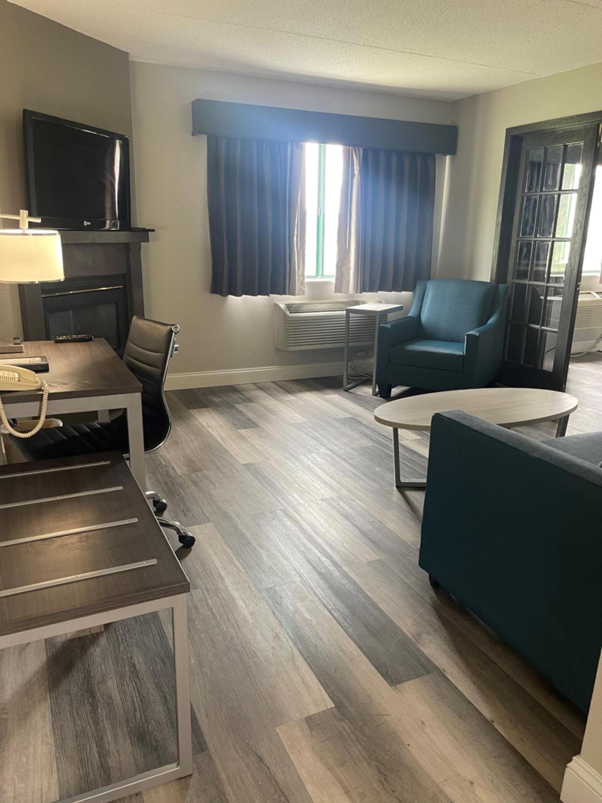 HomeTown Inn and Suites Belle Plaine photo 16