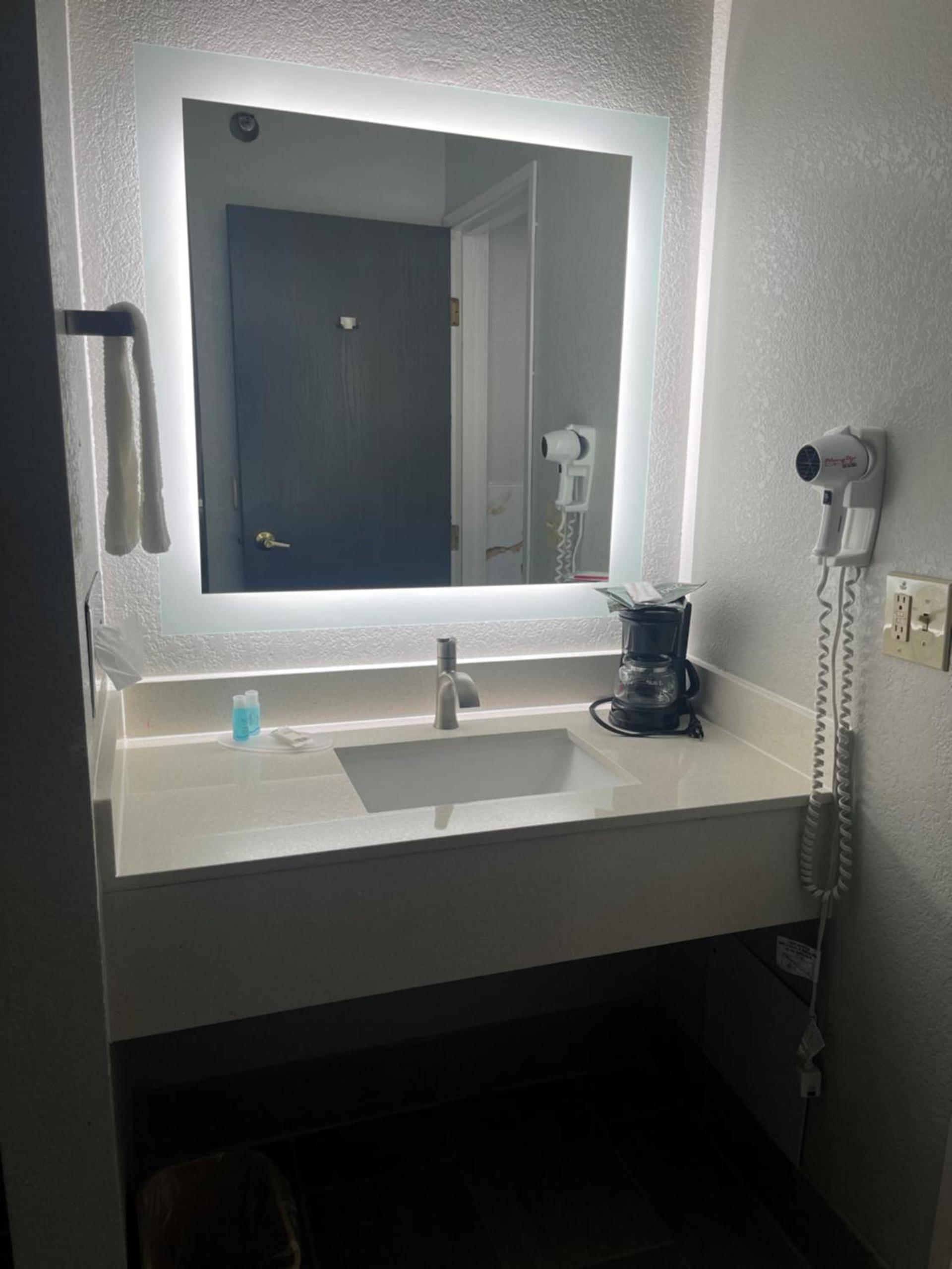 HomeTown Inn and Suites Belle Plaine photo 18
