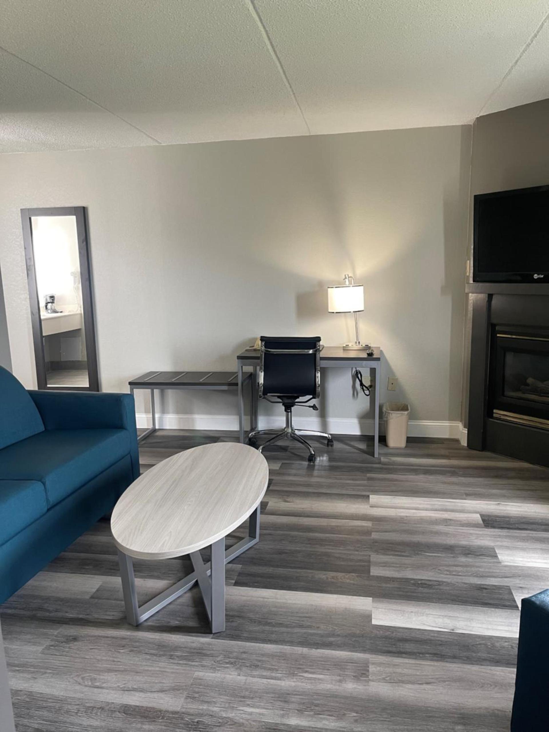 HomeTown Inn and Suites Belle Plaine photo 20