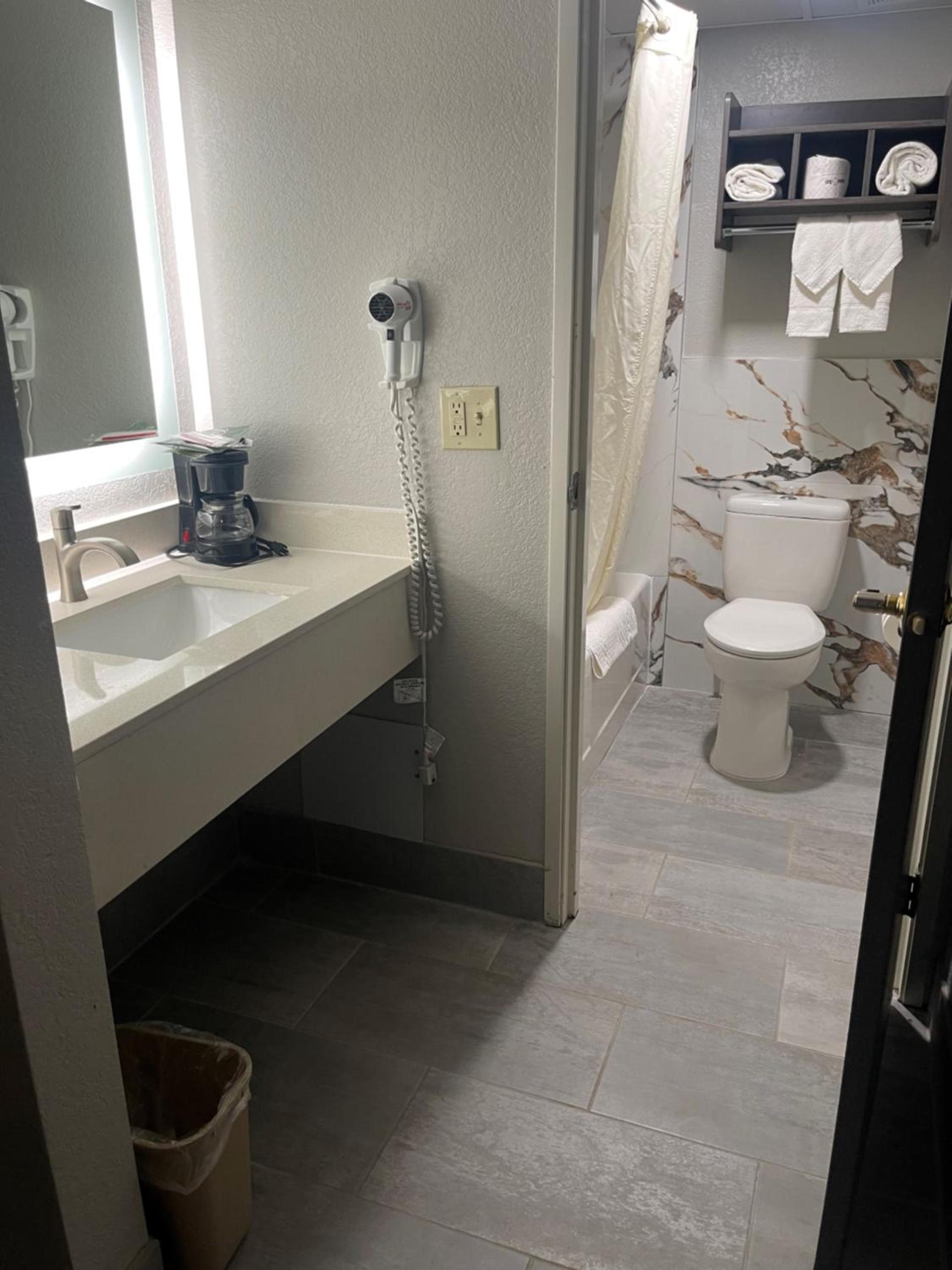 HomeTown Inn and Suites Belle Plaine photo 19