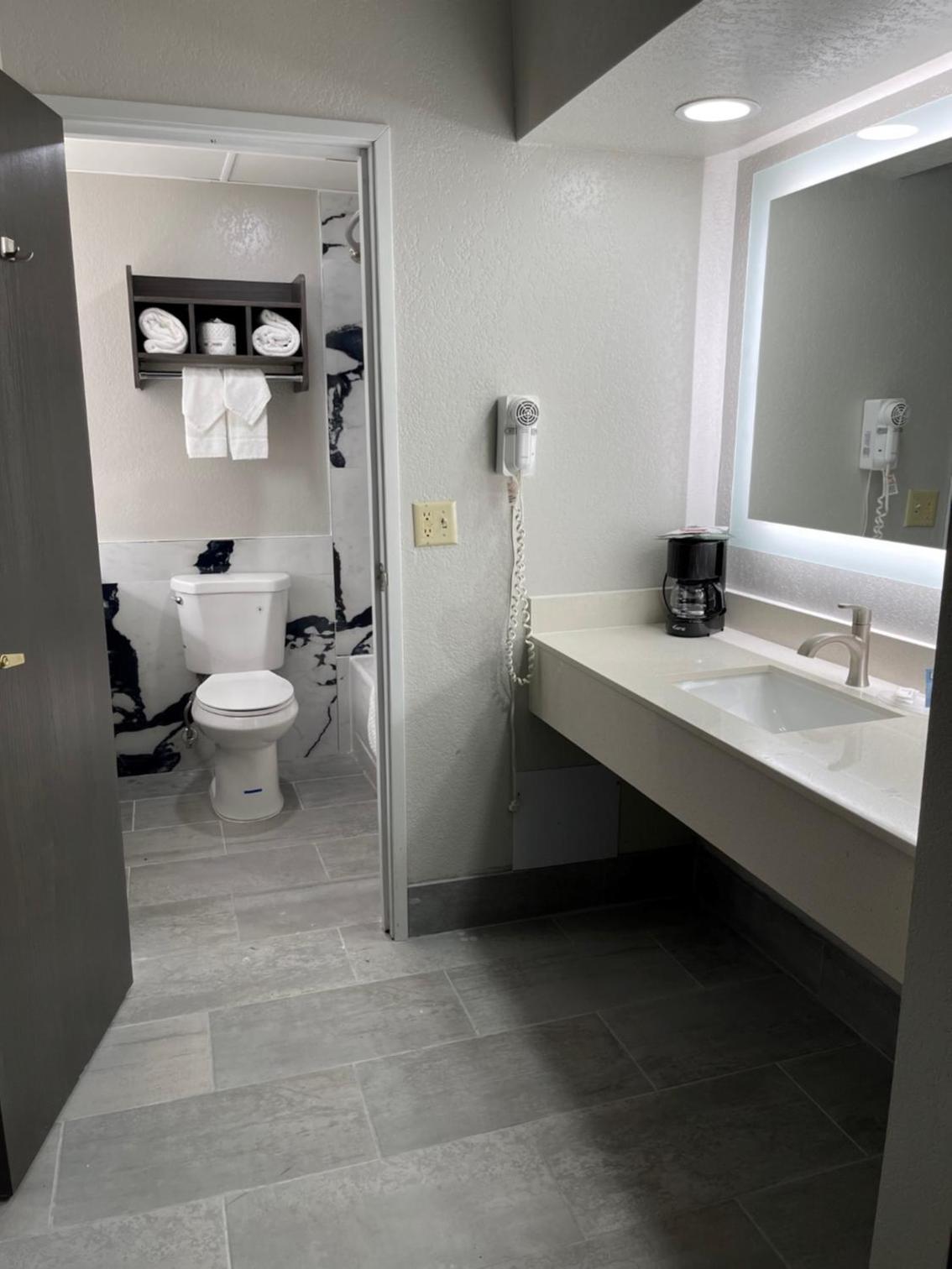 HomeTown Inn and Suites Belle Plaine photo 30
