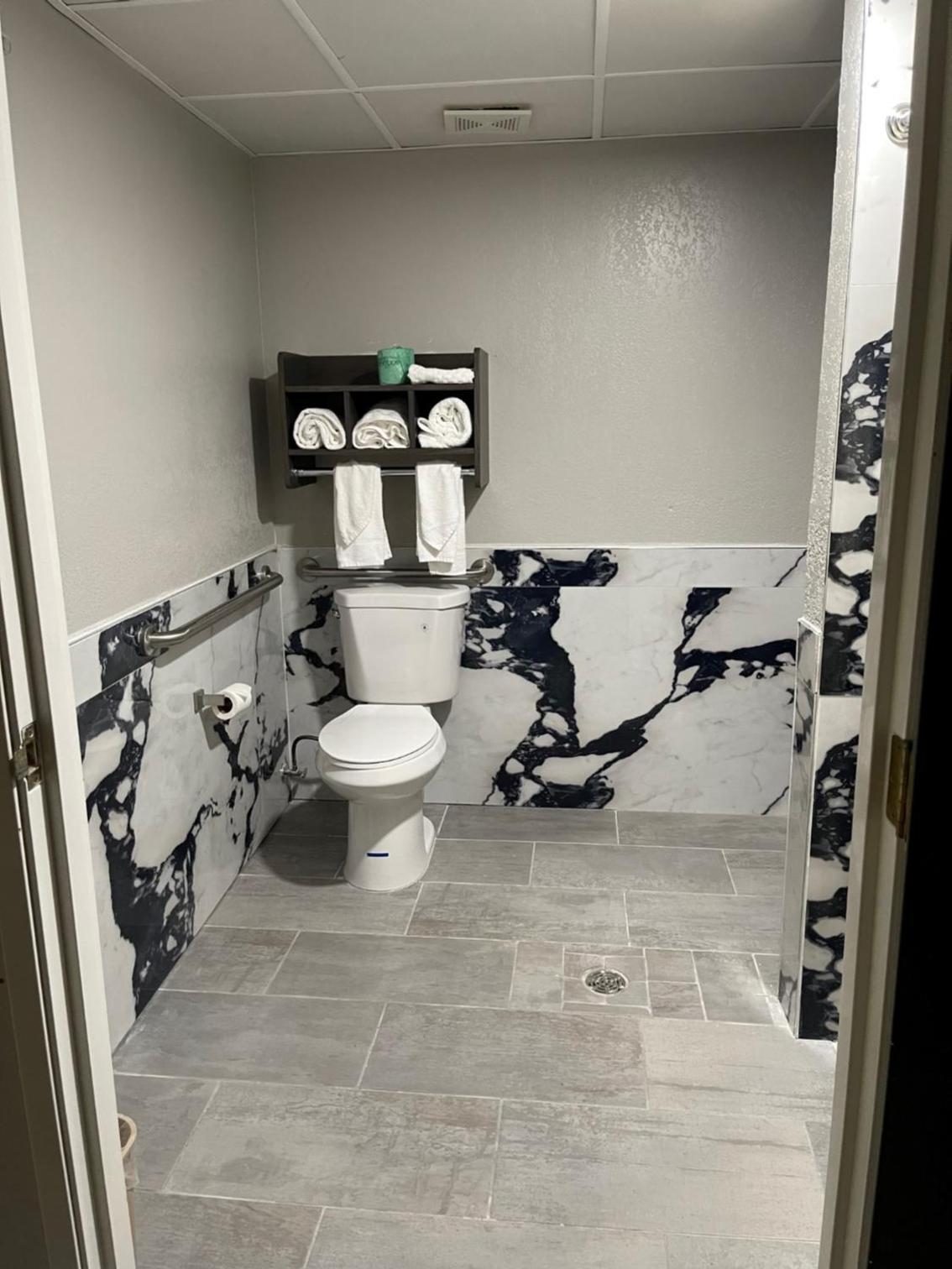 HomeTown Inn and Suites Belle Plaine photo 28