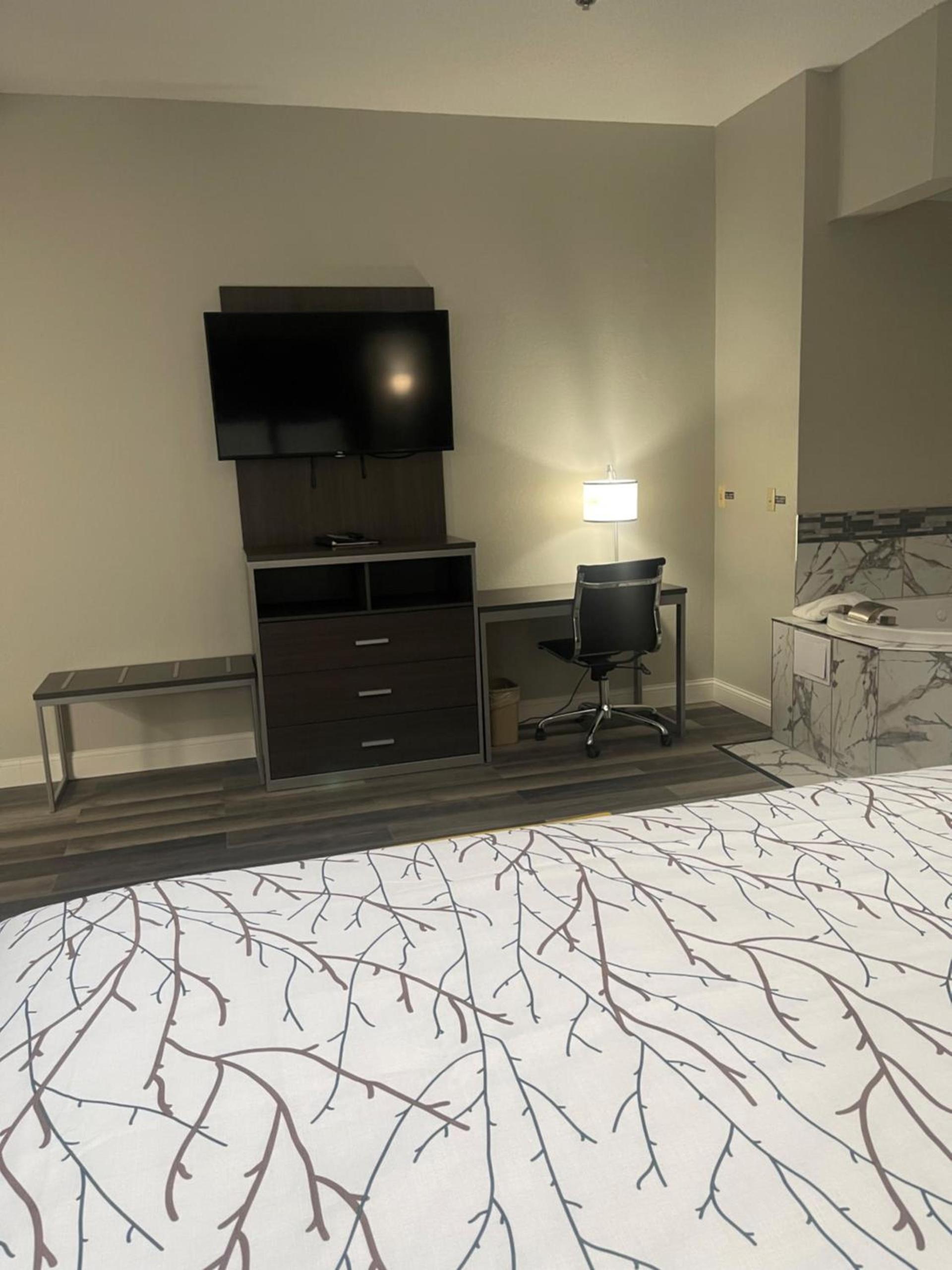 HomeTown Inn and Suites Belle Plaine photo 24