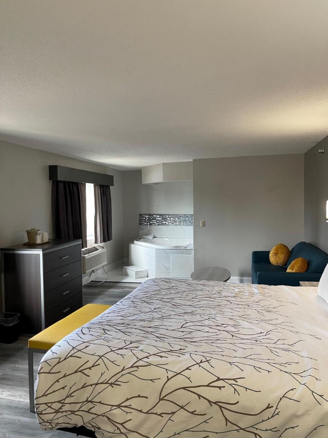 HomeTown Inn and Suites Belle Plaine photo 34