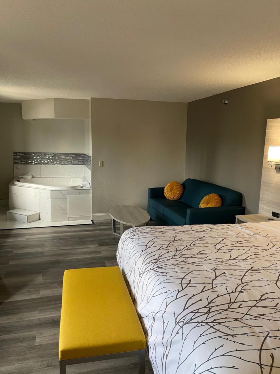 HomeTown Inn and Suites Belle Plaine photo 32