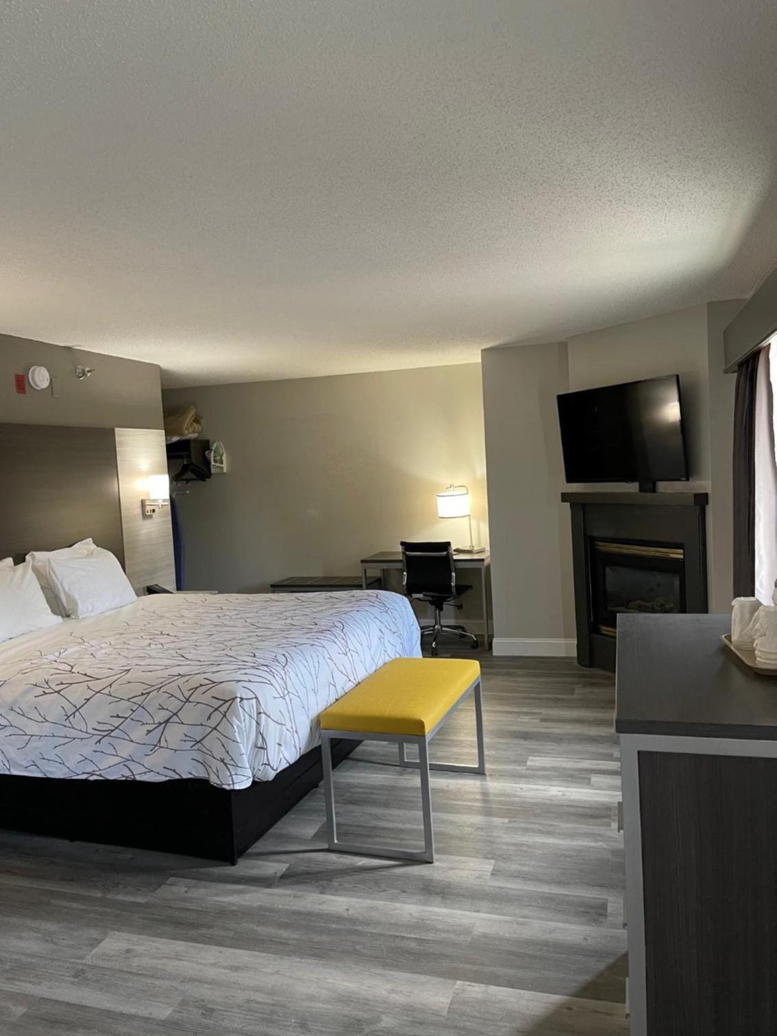 HomeTown Inn and Suites Belle Plaine photo 31