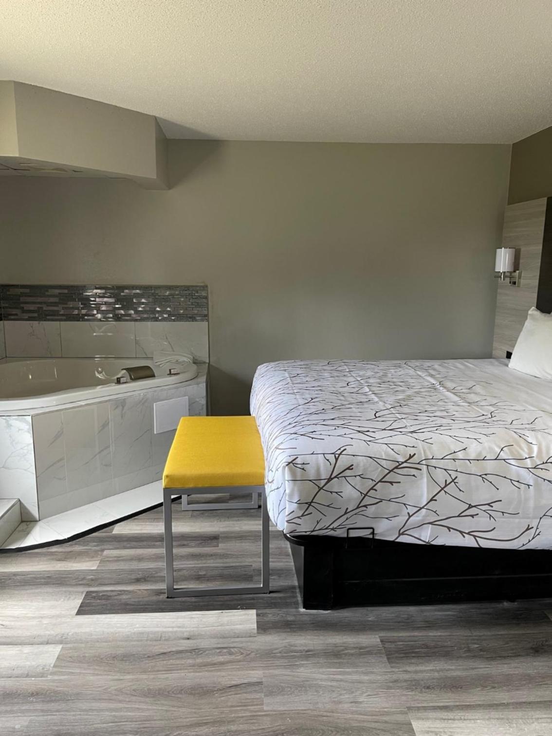 HomeTown Inn and Suites Belle Plaine photo 40