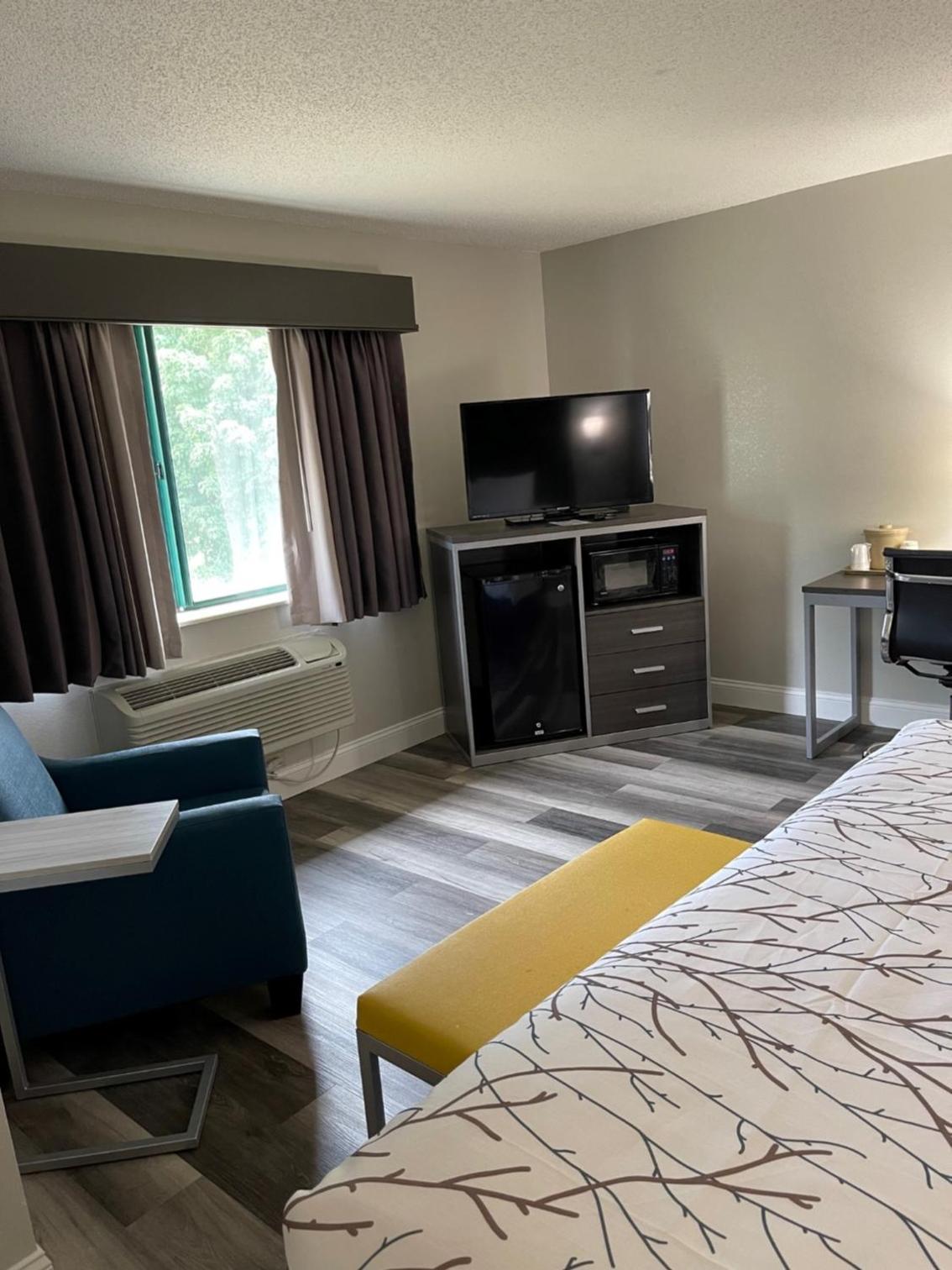 HomeTown Inn and Suites Belle Plaine photo 38