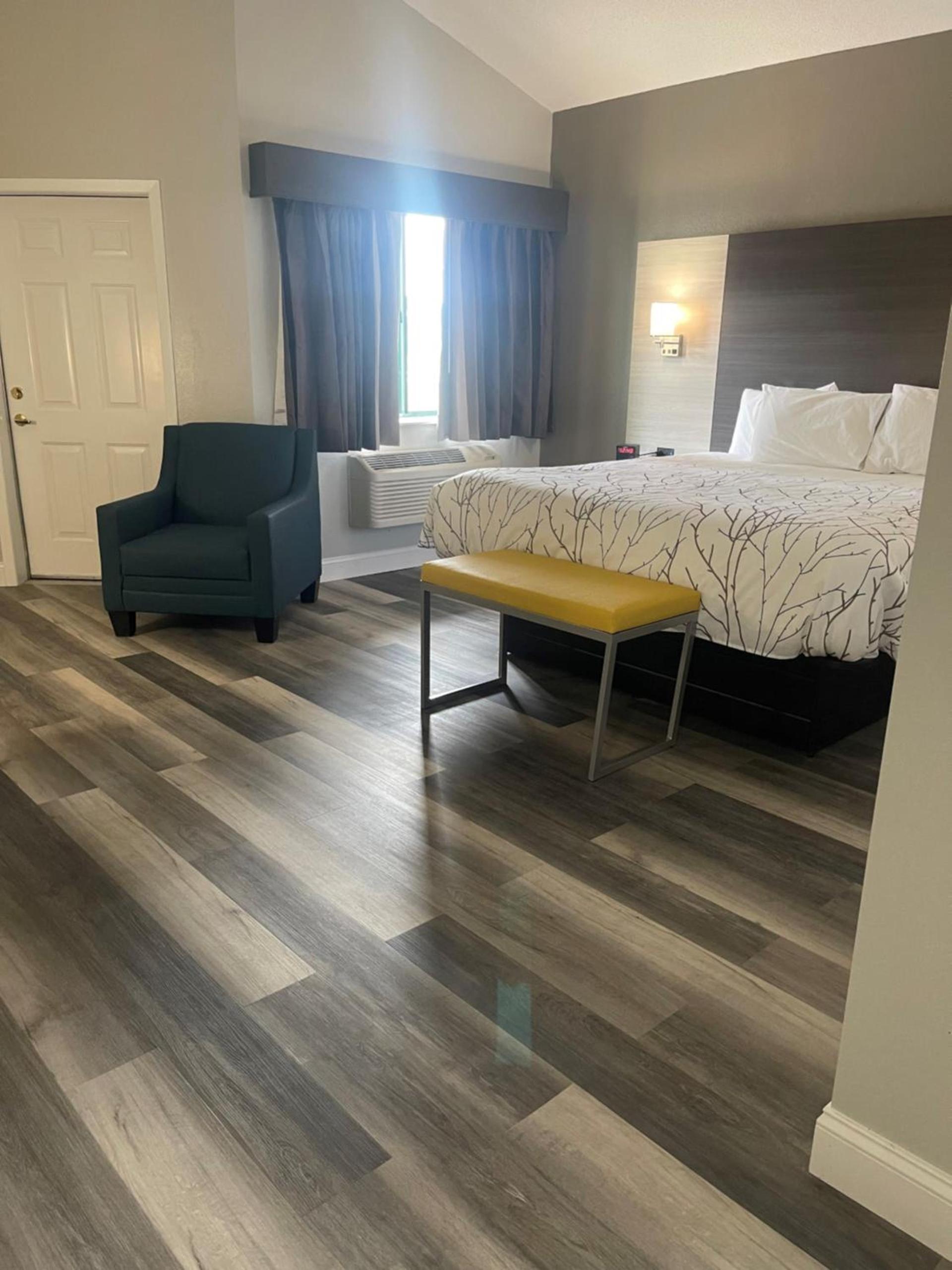 HomeTown Inn and Suites Belle Plaine photo 37