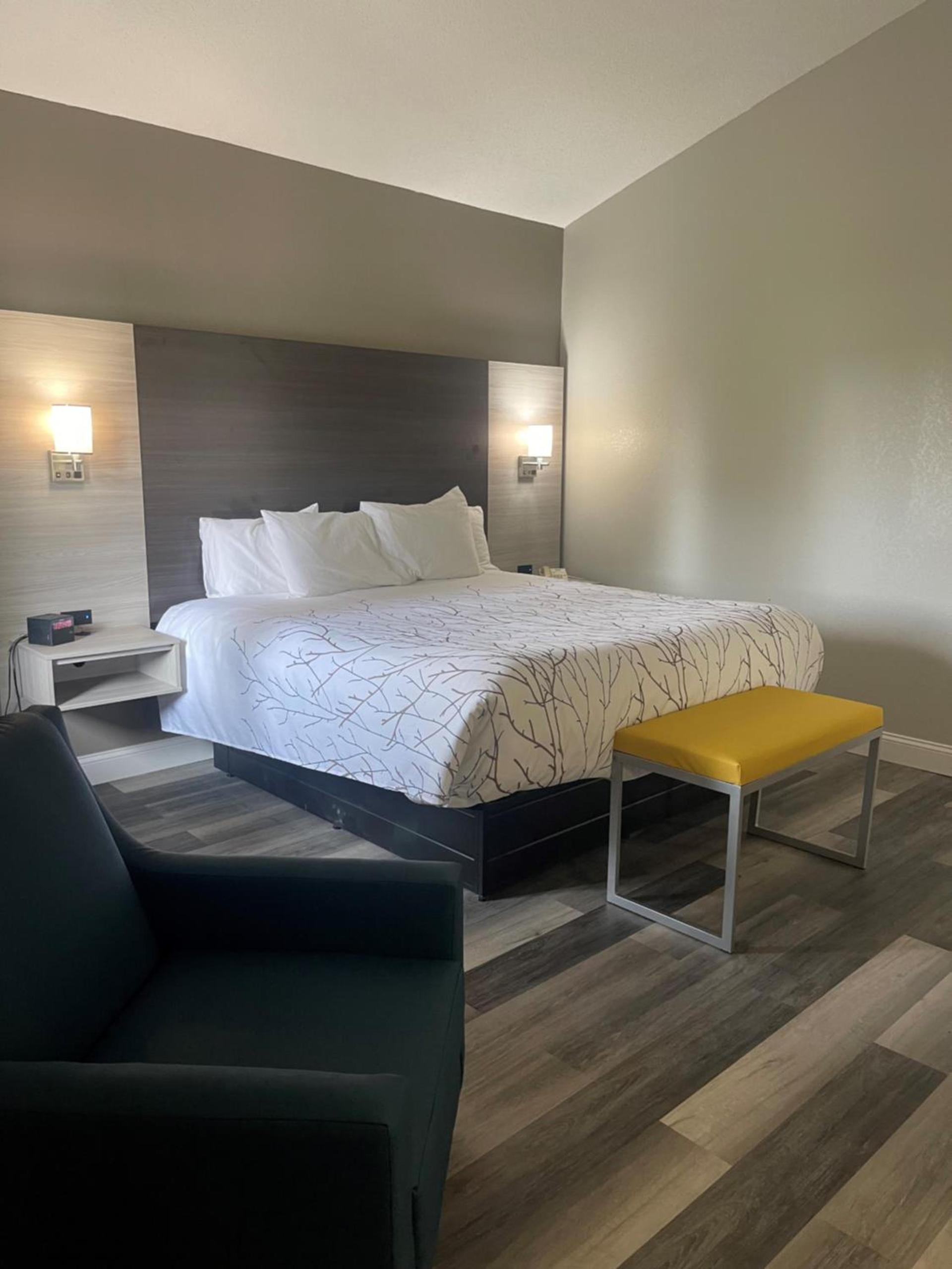 HomeTown Inn and Suites Belle Plaine photo 44