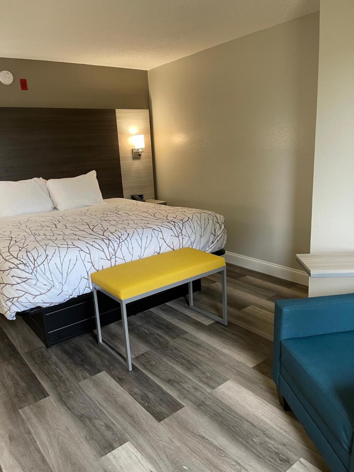 HomeTown Inn and Suites Belle Plaine photo 49