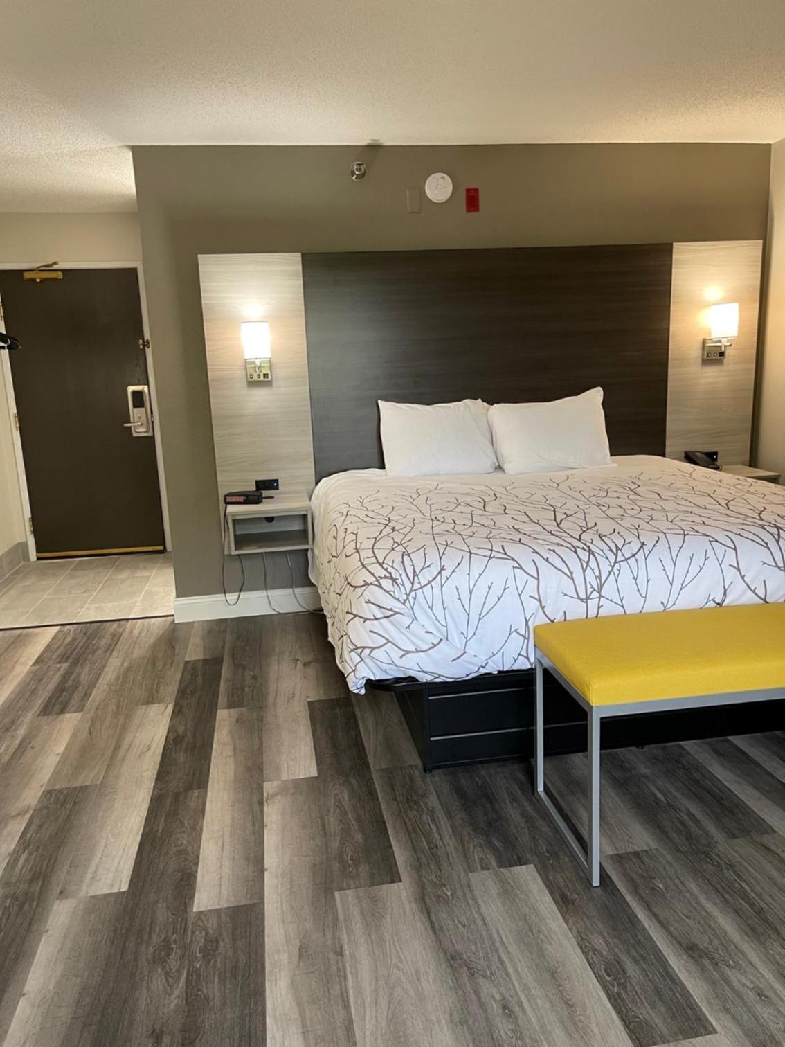 HomeTown Inn and Suites Belle Plaine photo 51