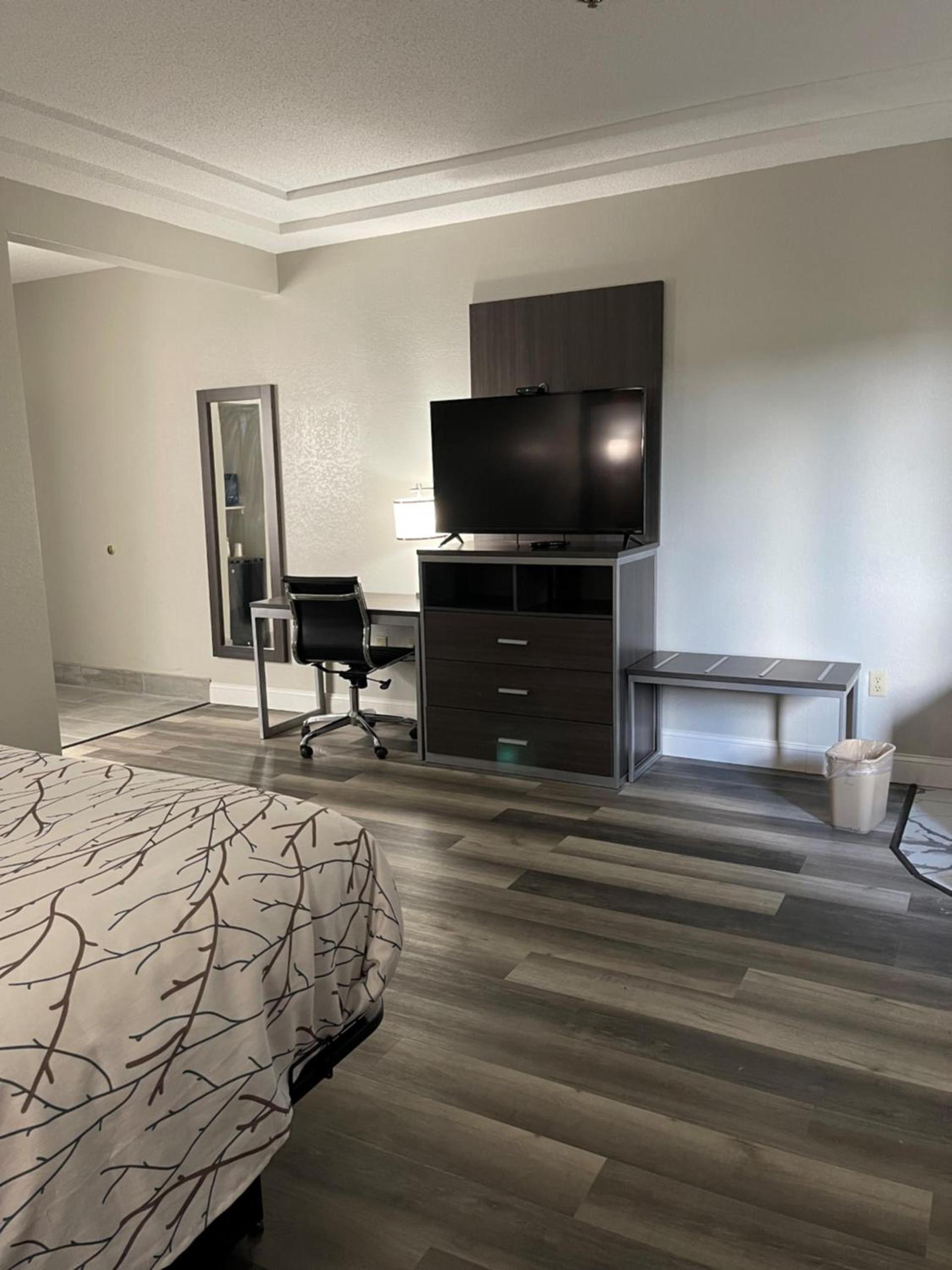 HomeTown Inn and Suites Belle Plaine photo 55