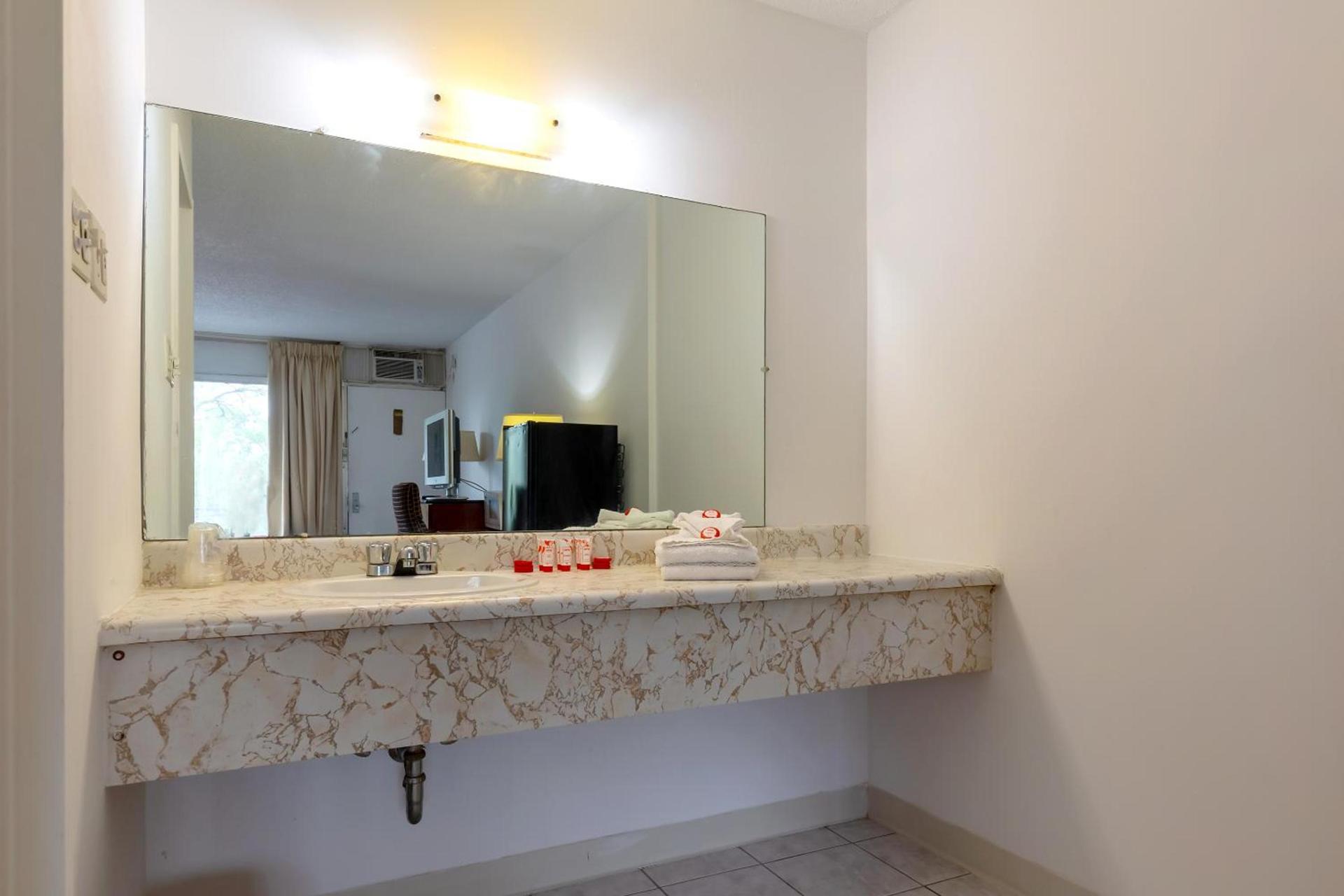Americas Best Value Inn Rockford photo 23