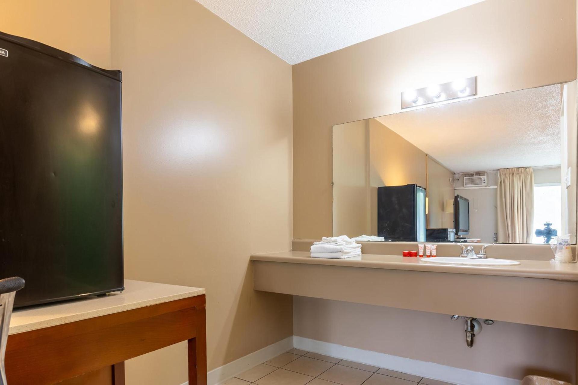 Americas Best Value Inn Rockford photo 30