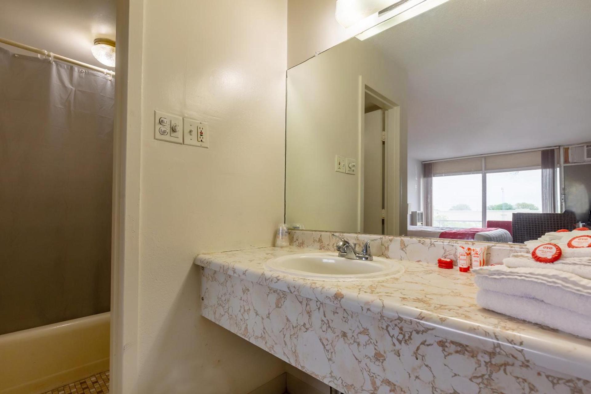 Americas Best Value Inn Rockford photo 48
