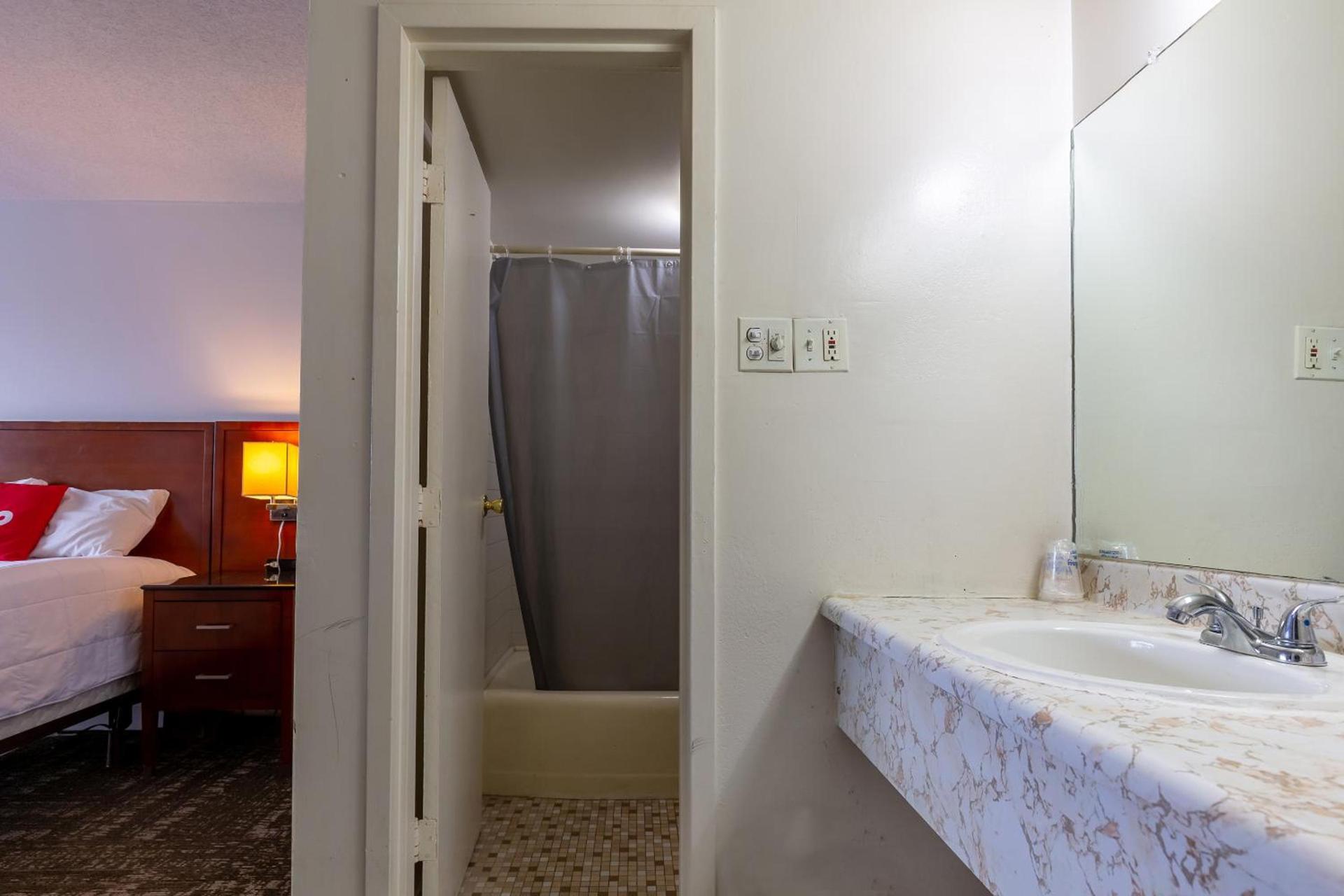 Americas Best Value Inn Rockford photo 49