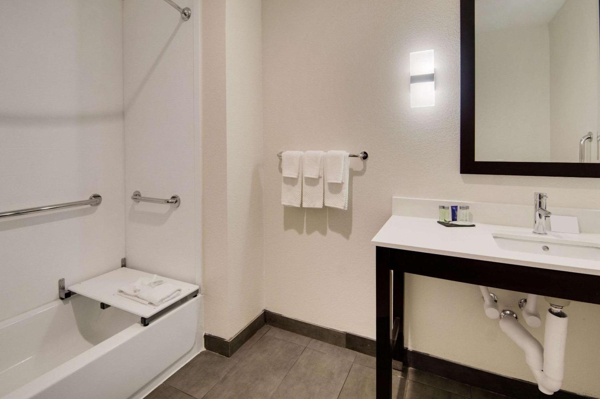 MainStay Suites Dallas Northwest - Irving photo 27
