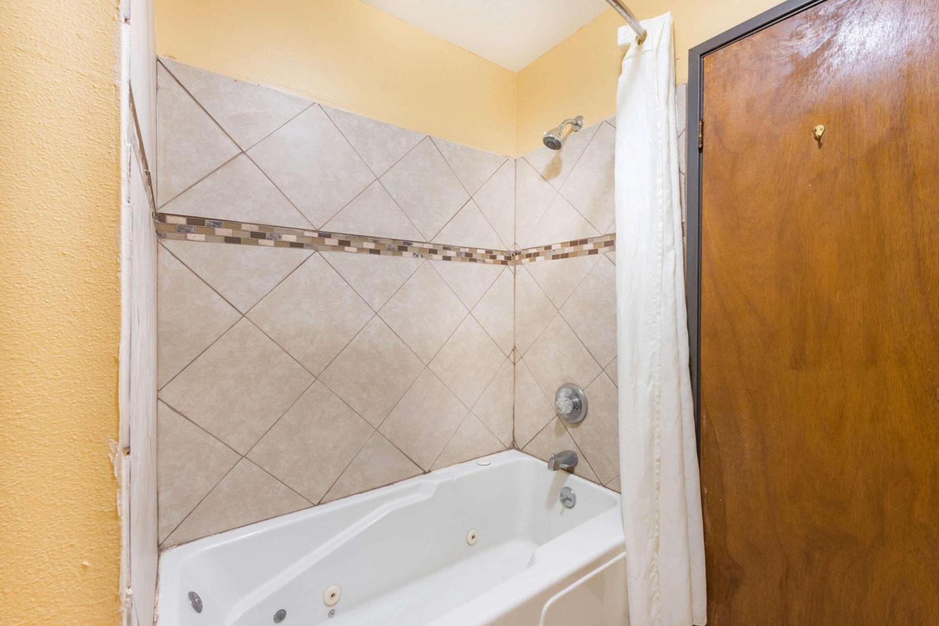 Super 8 by Wyndham Okawville photo 12