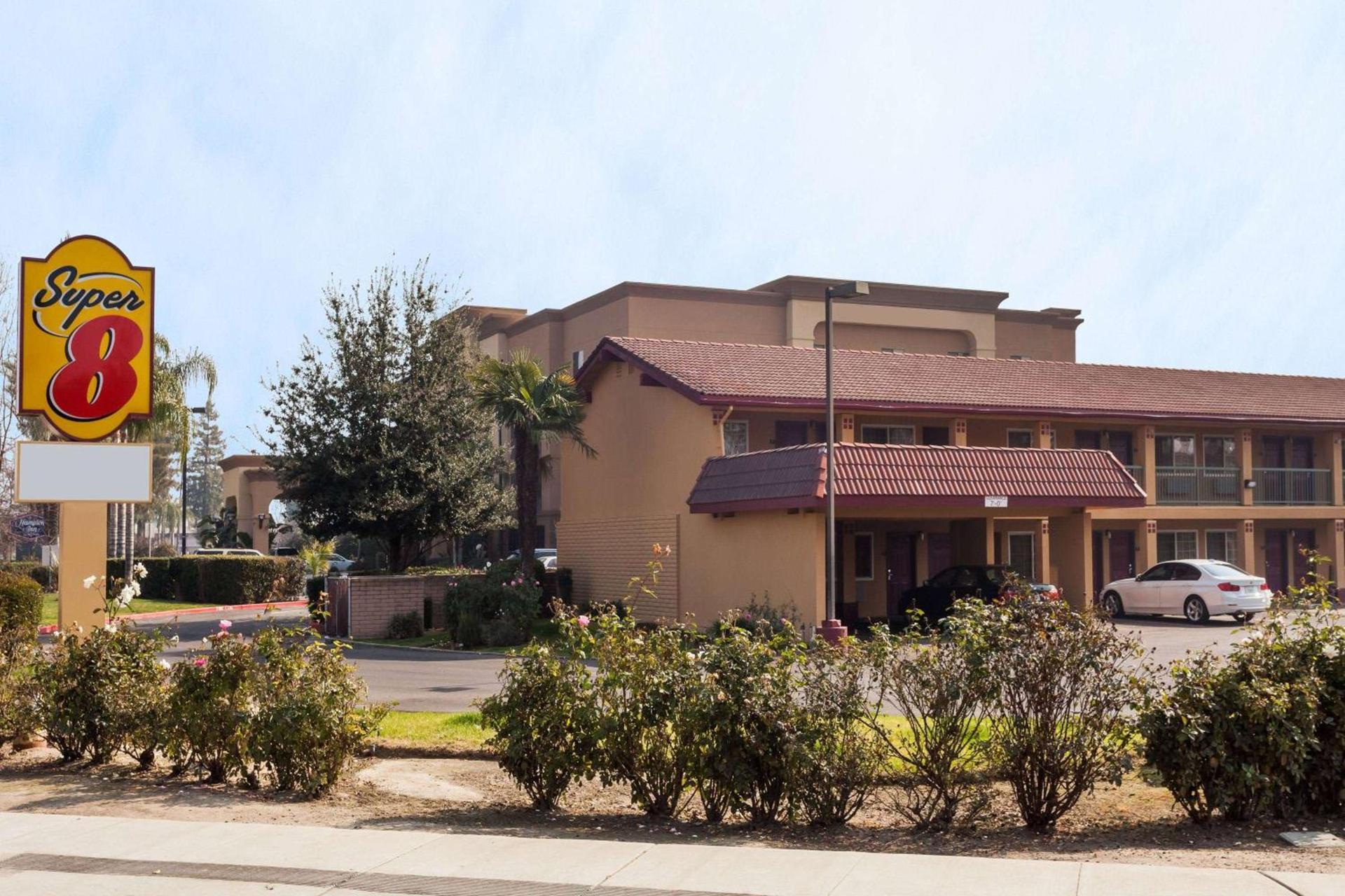 Super 8 by Wyndham Visalia photo 2