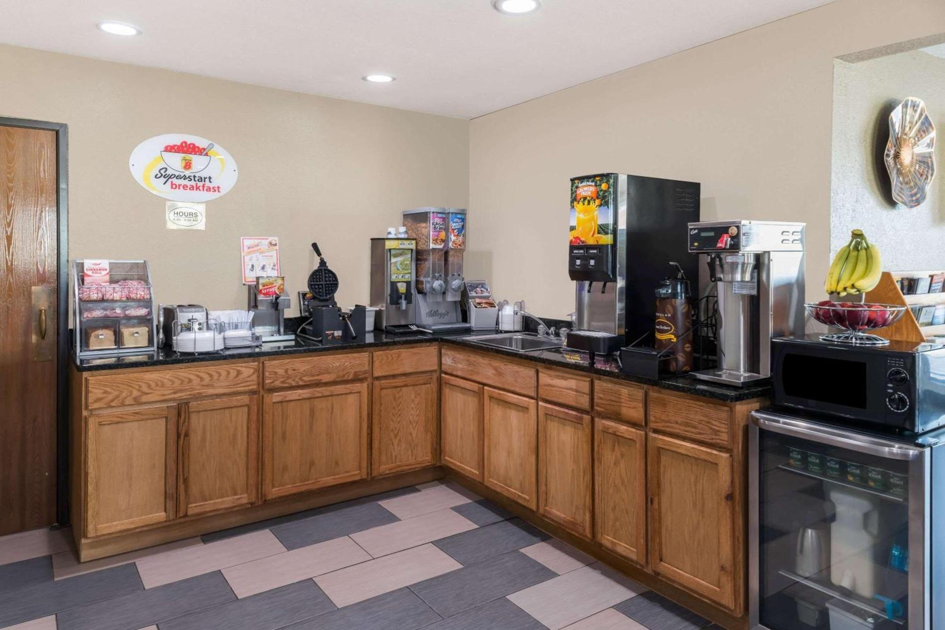 Super 8 by Wyndham Okawville photo 15