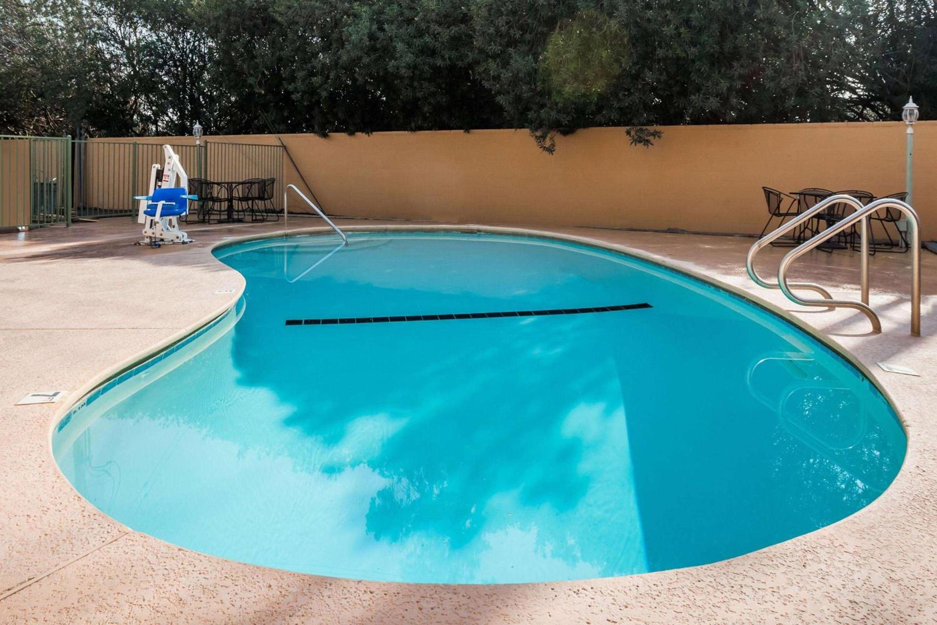 Super 8 by Wyndham Visalia photo 4