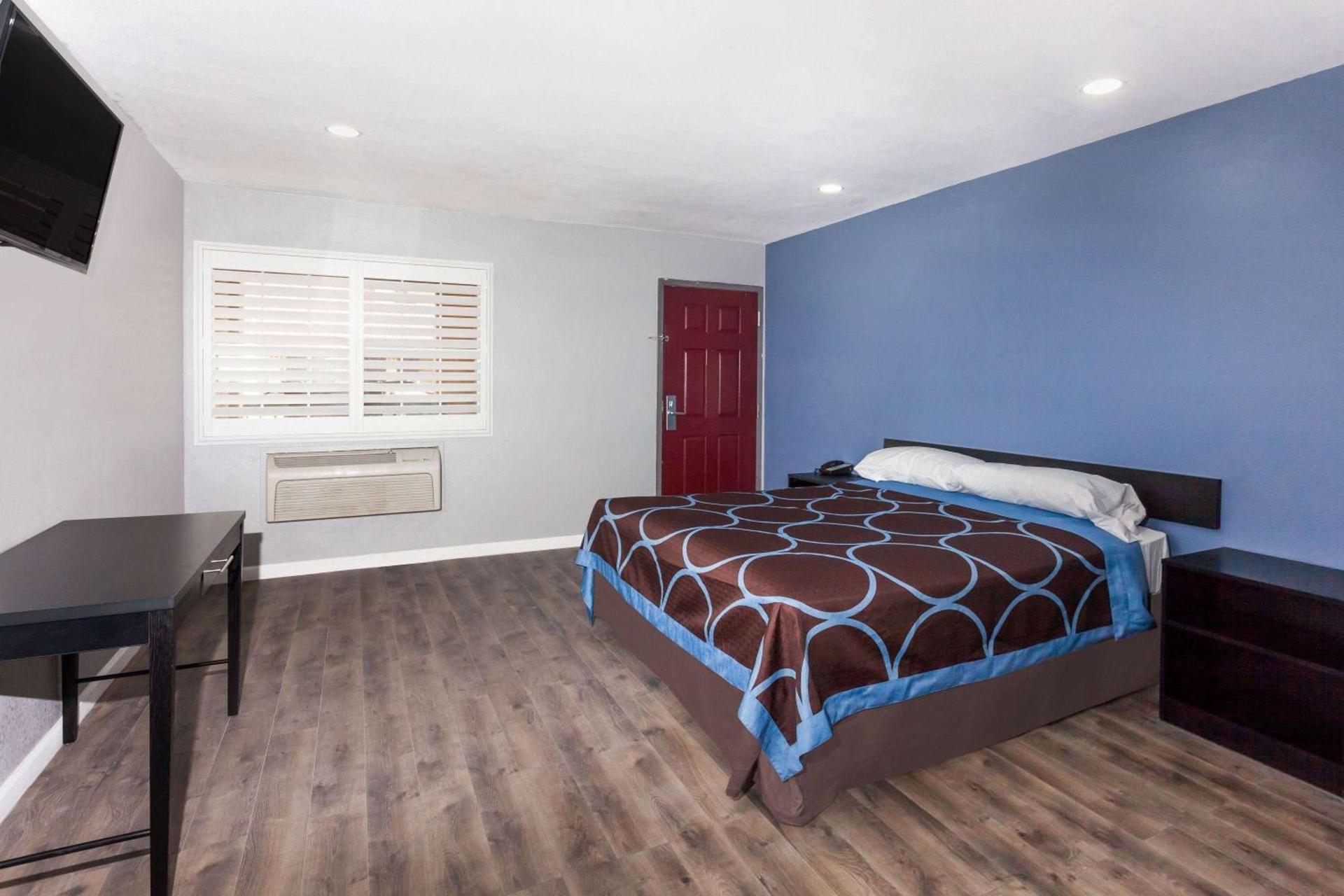 Super 8 by Wyndham Visalia photo 5