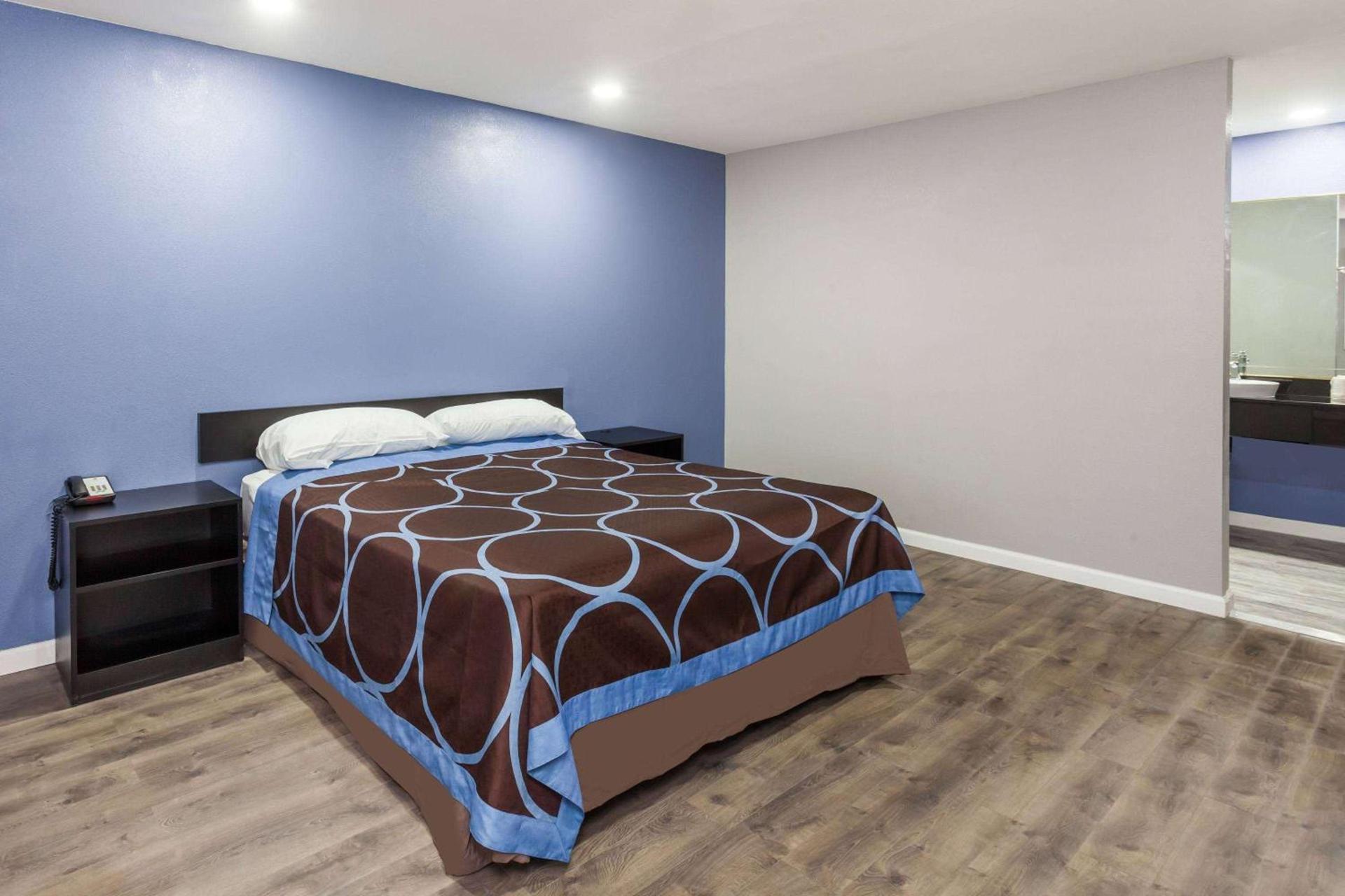 Super 8 by Wyndham Visalia photo 6