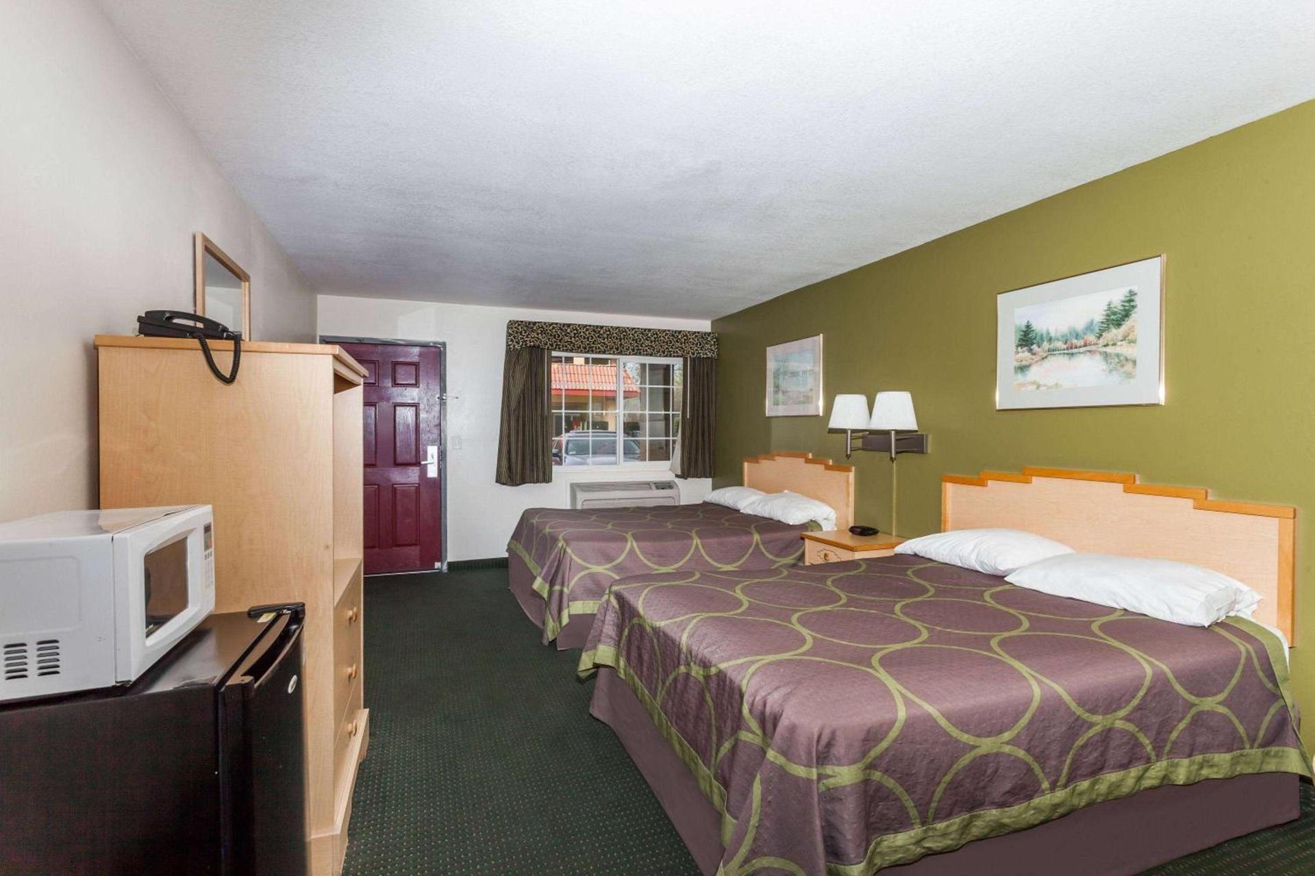 Super 8 by Wyndham Visalia photo 8
