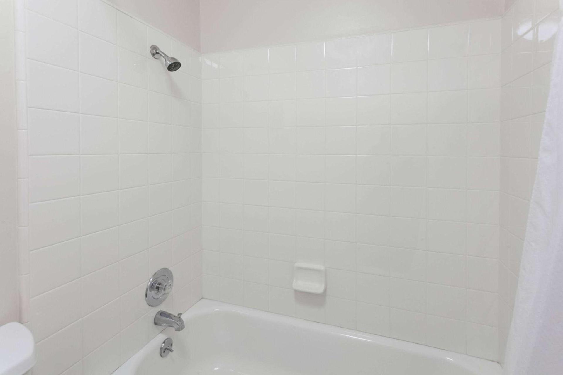 Super 8 by Wyndham Visalia photo 10