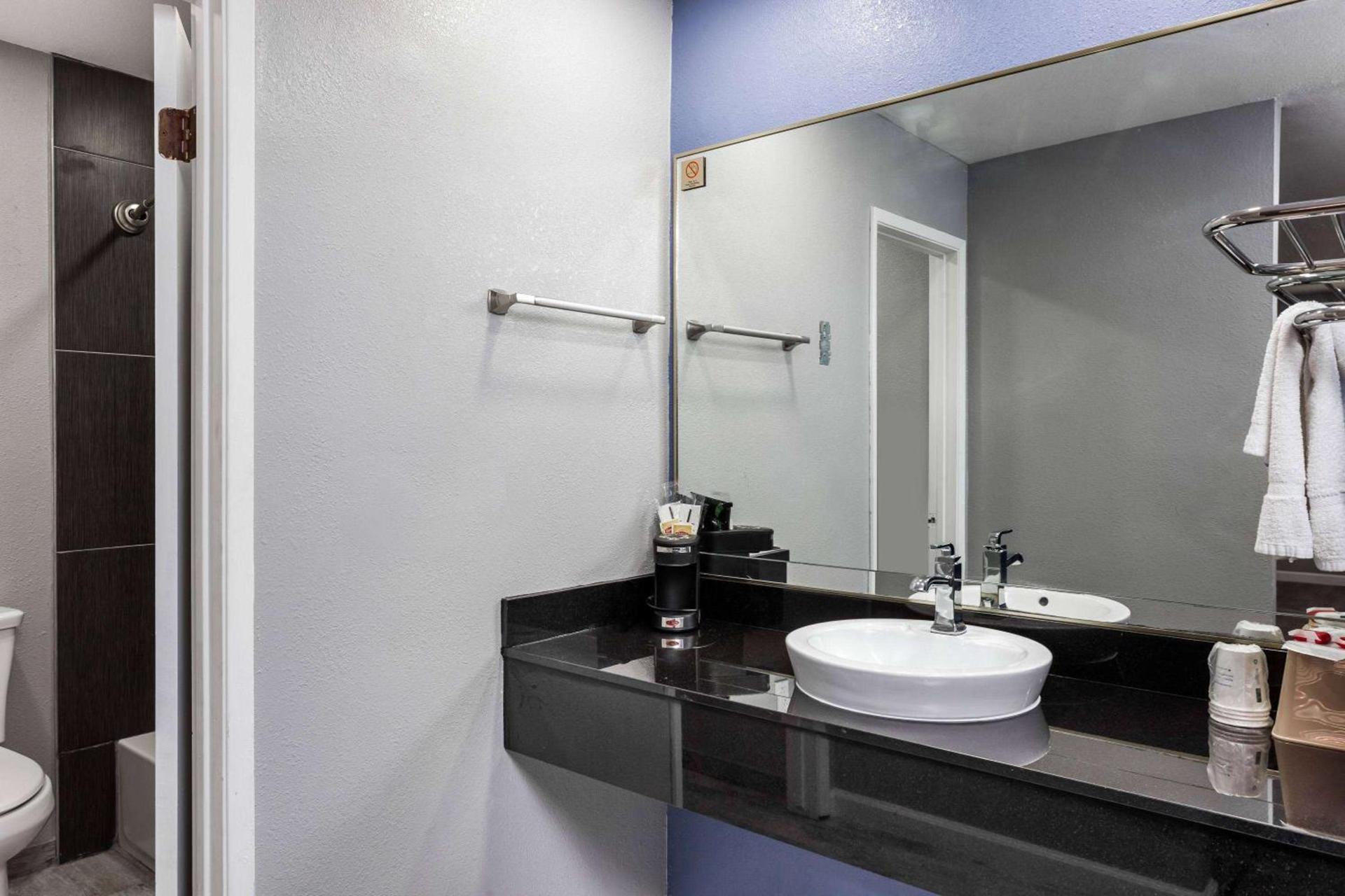 Super 8 by Wyndham Visalia photo 11