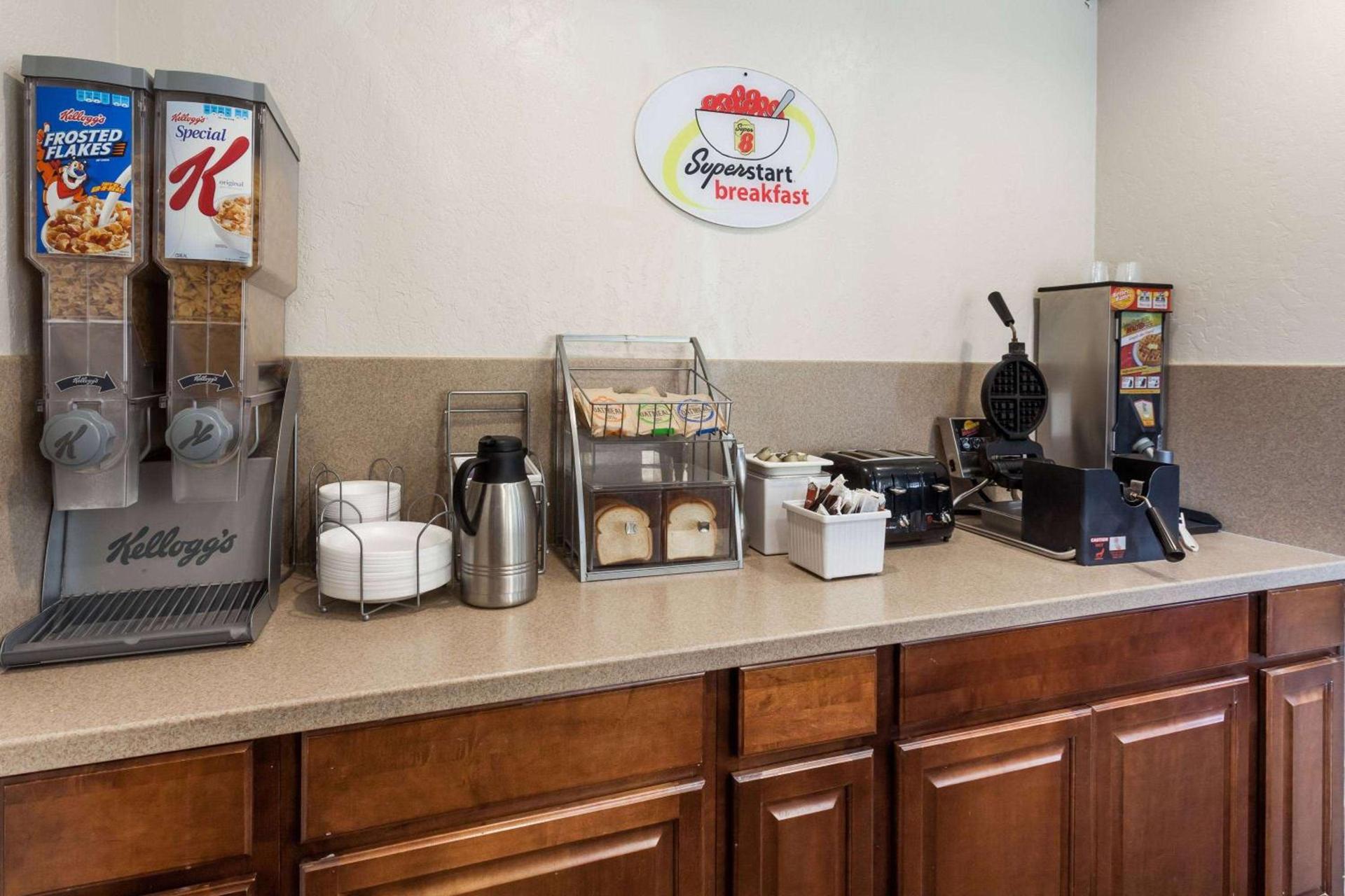 Super 8 by Wyndham Visalia photo 13