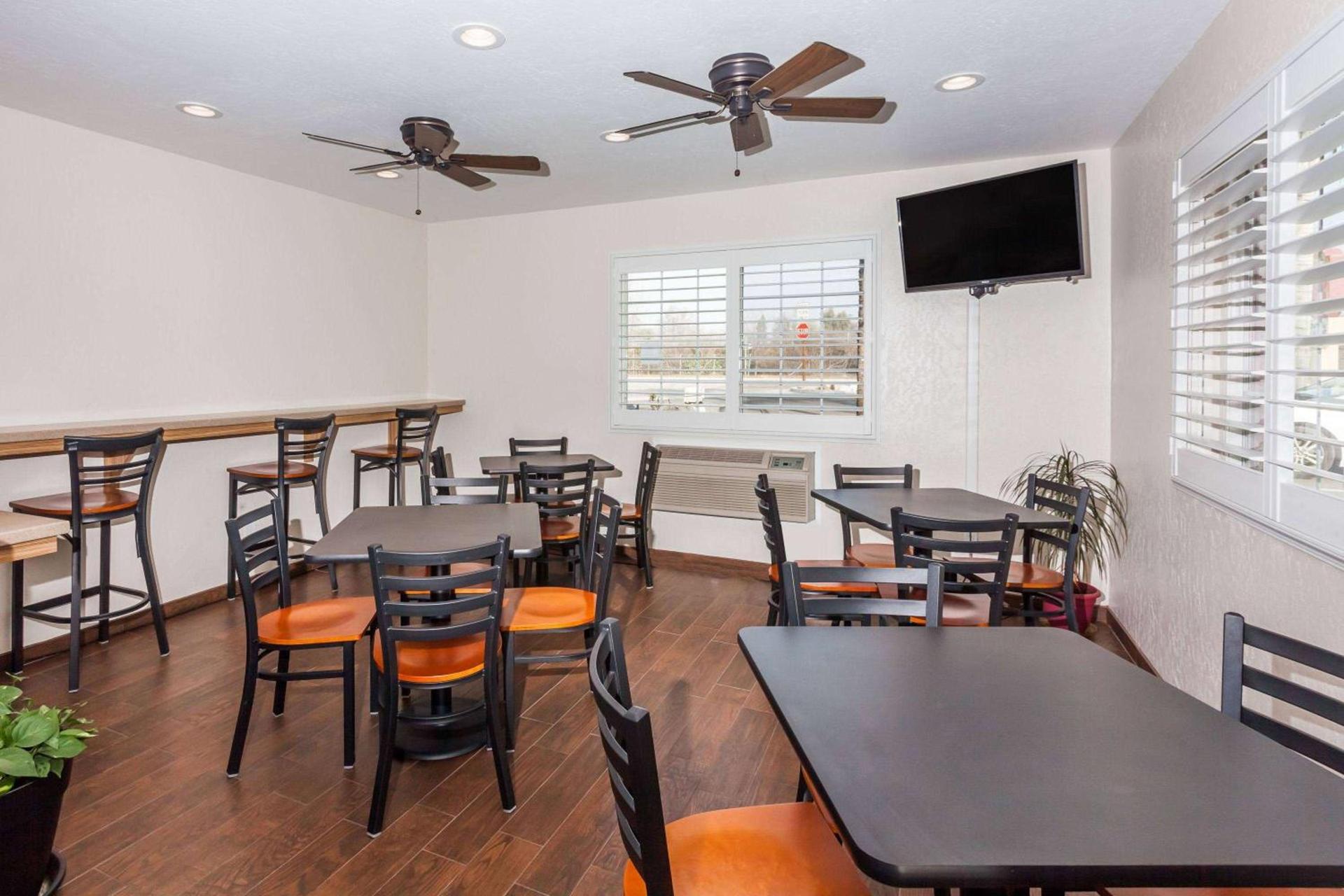 Super 8 by Wyndham Visalia photo 14