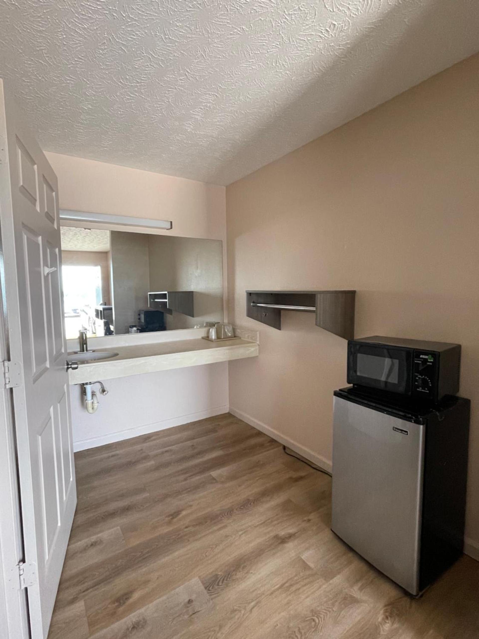Garden Inn & Suites photo 16