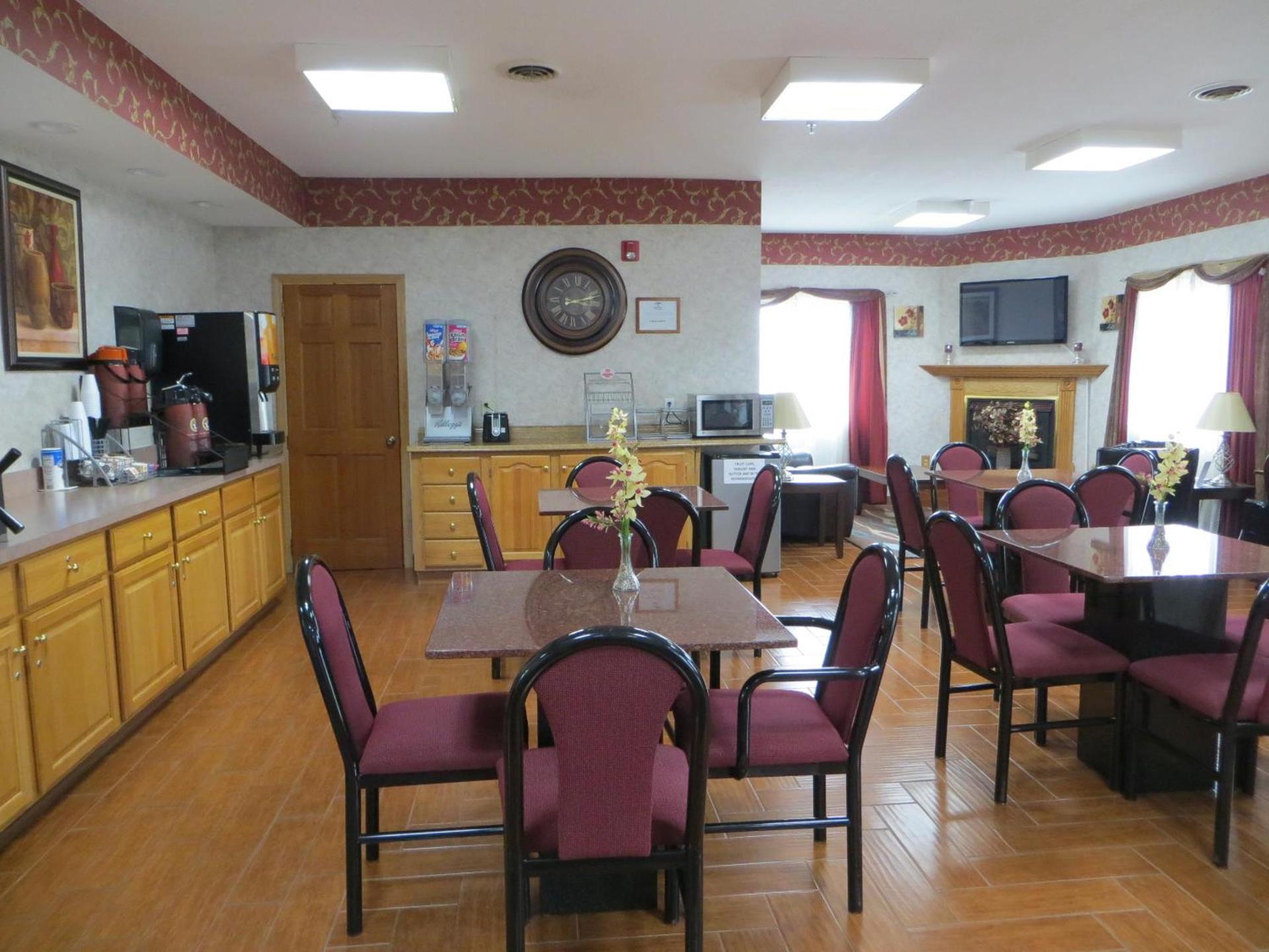 Super 8 by Wyndham Three Rivers photo 27
