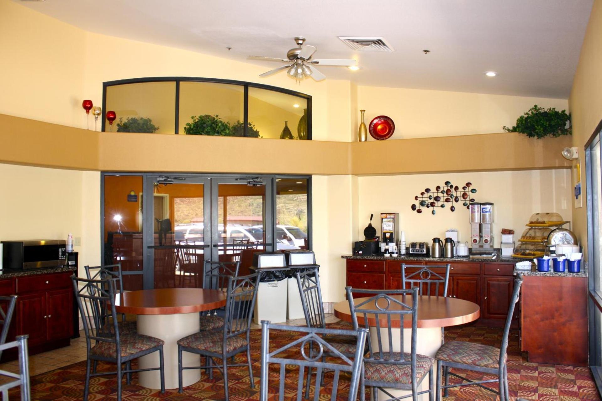 Days Inn by Wyndham Globe photo 17