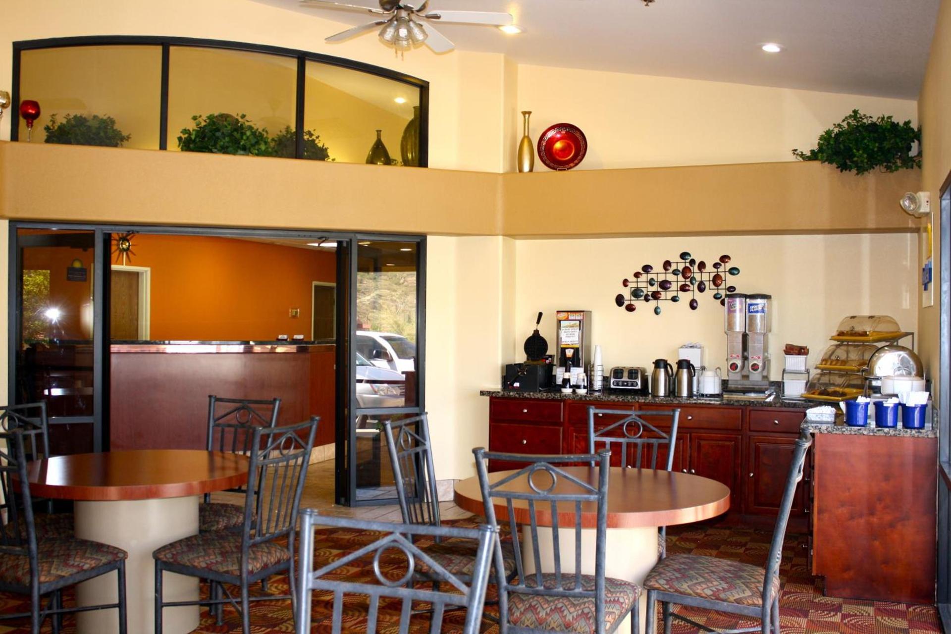 Days Inn by Wyndham Globe photo 20