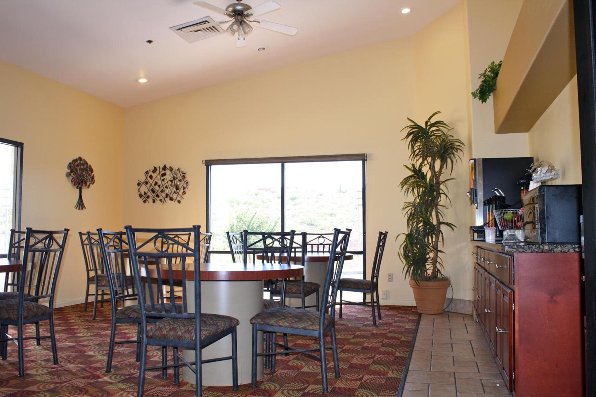 Days Inn by Wyndham Globe photo 22