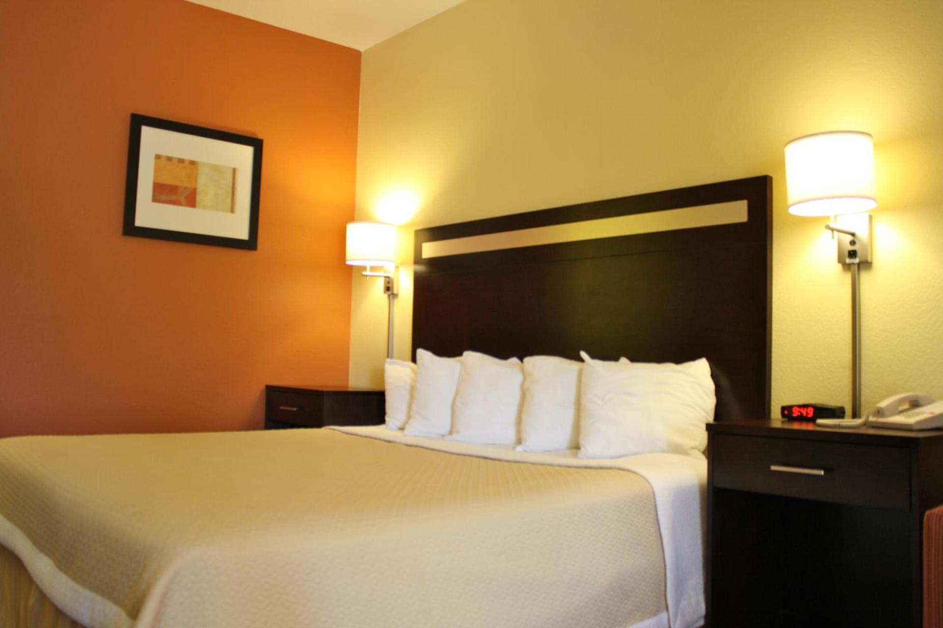 Days Inn by Wyndham Globe photo 24